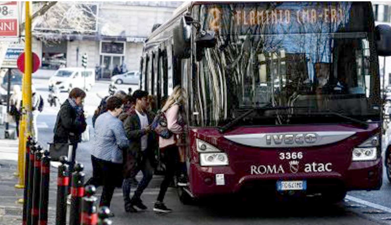 Roma, un classico bus Atac in zona Flaminio