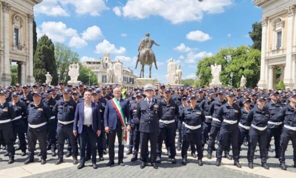 Roma, piazza del Campidoglio, il sindaco di Roma Roberto Gualtieri con il Corpo della Polizia Locale. Foto comune di Roma