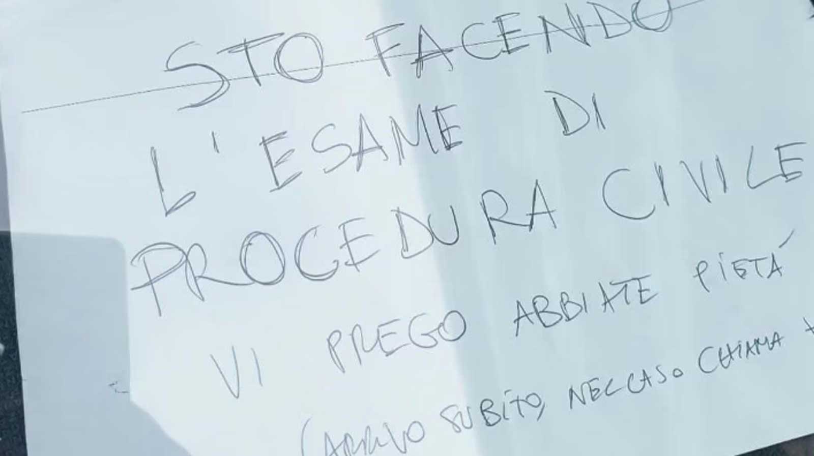 ROma, il biglietto comparso sulla macchina di uno studente