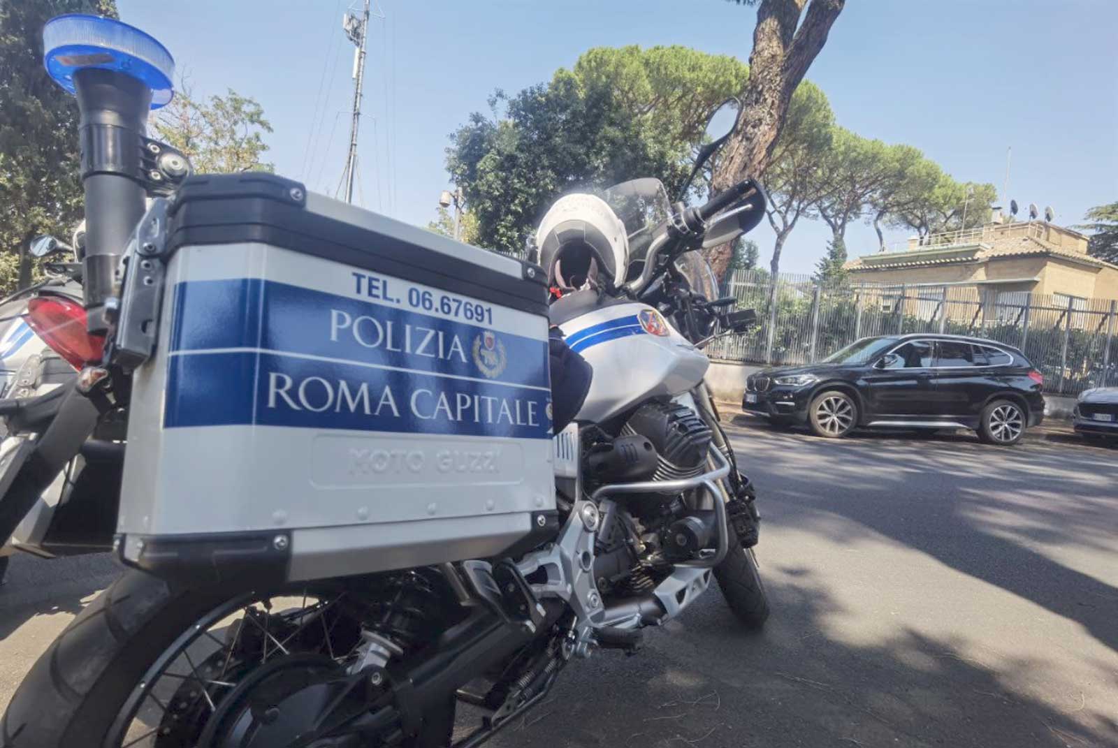 Roma, una moto della Polizia Locale durante la stretta sui parcheggiatori abusivi