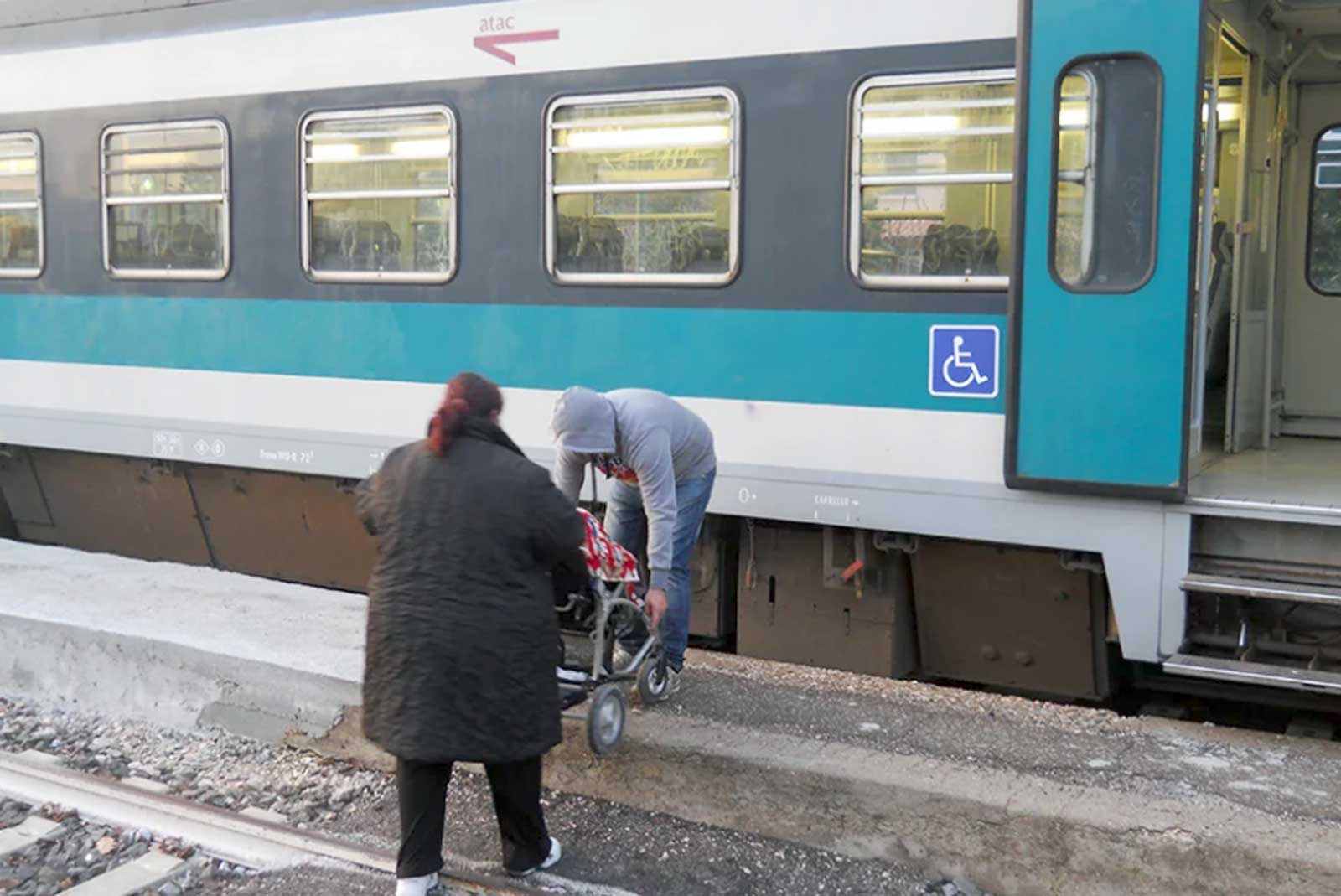 Roma, un treno regionale a Rignano Flaminio