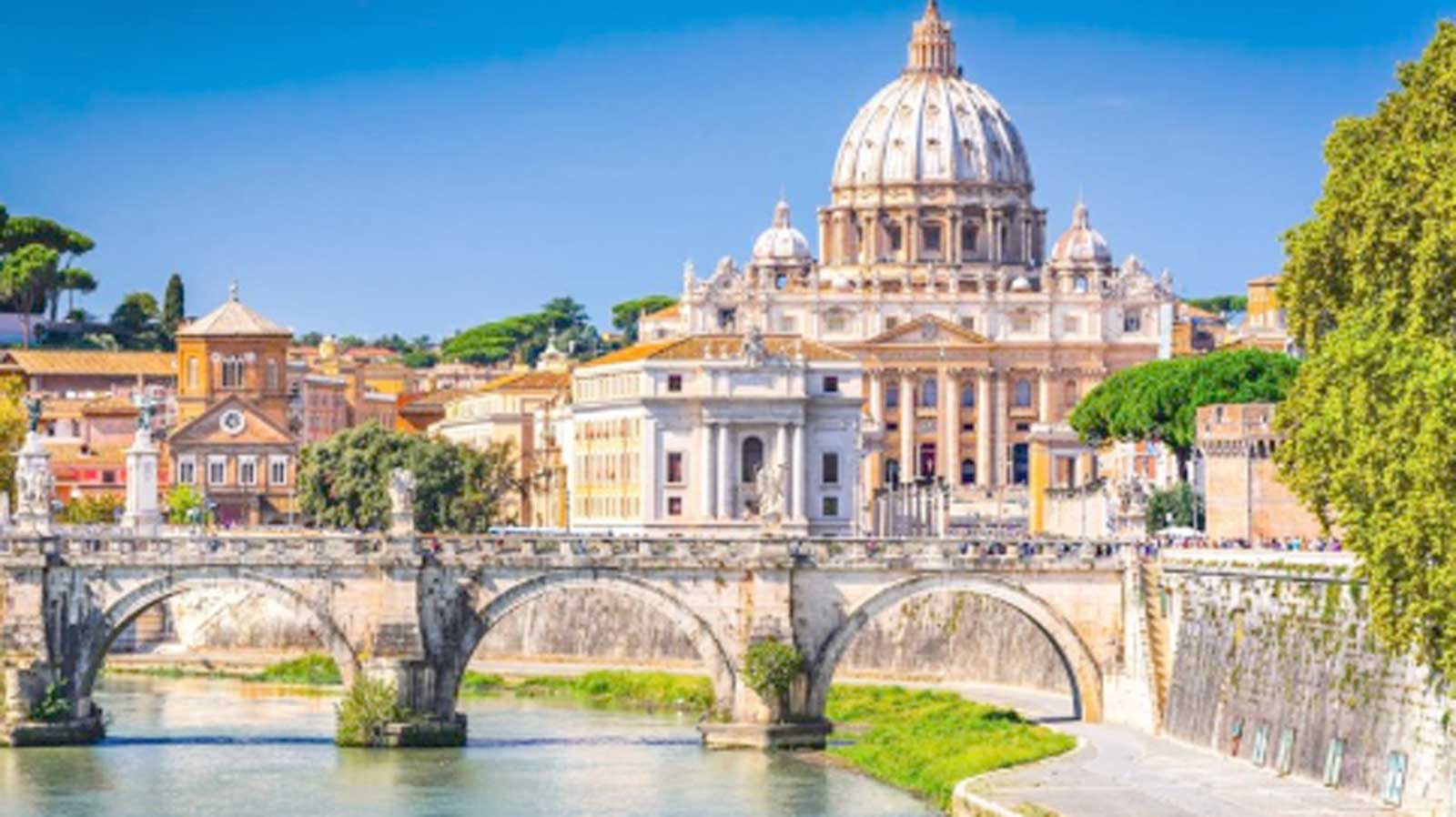 Roma, il Vaticano visto dal fiume Tevere