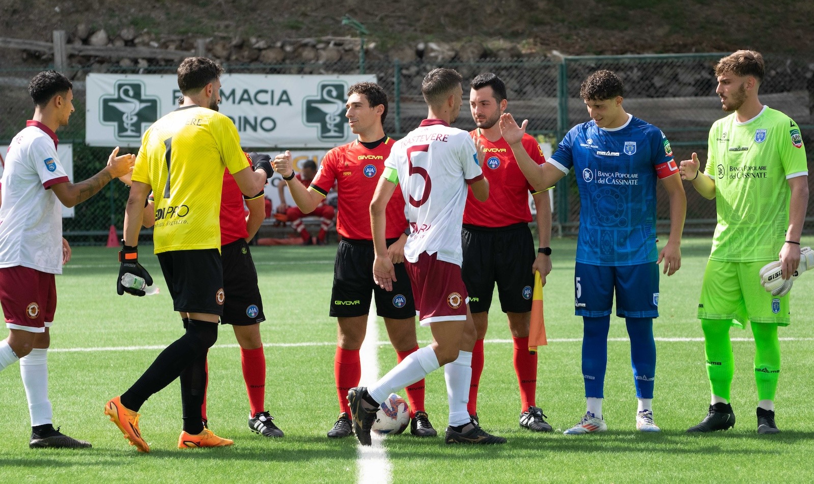 Serie D - Trastevere-Cassino 3-0 il saluto iniziale (foto Matteo Ferri)