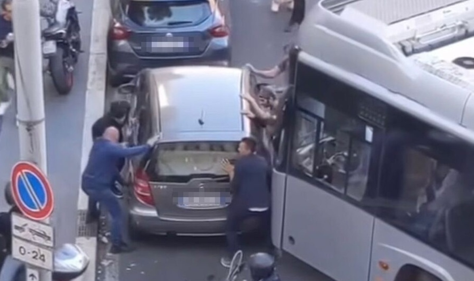 Bus incastrato a Roma