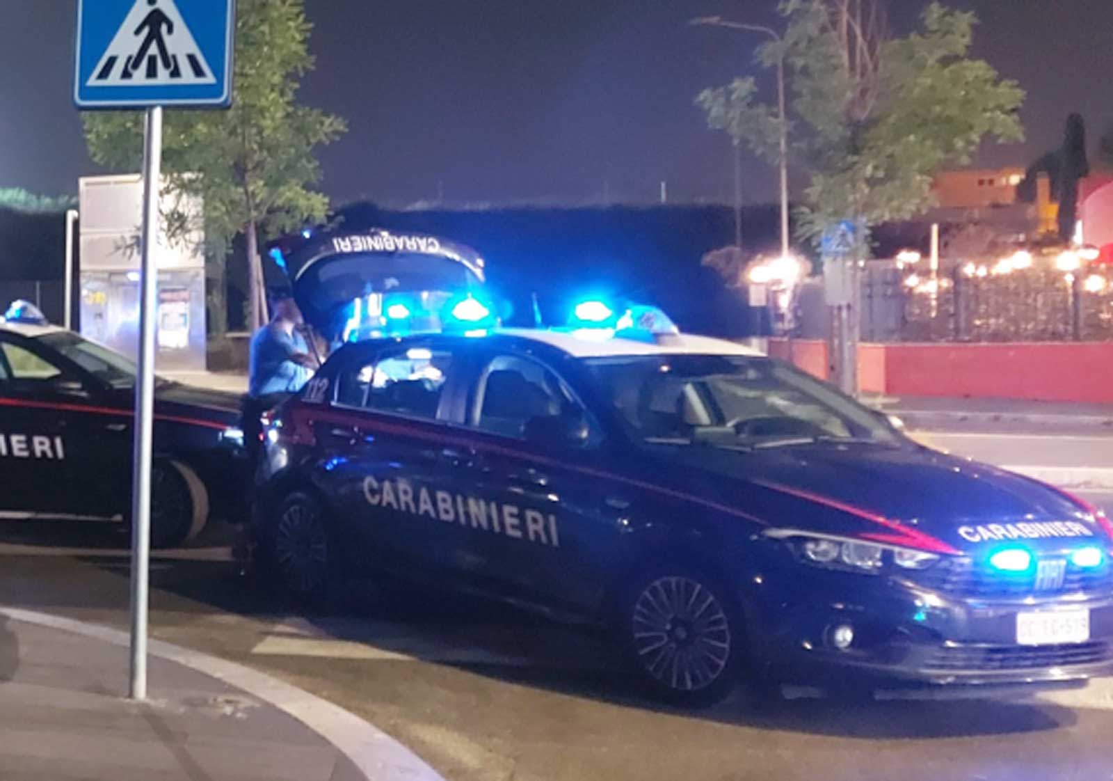 I carabinieri in azione a Roma, nei pressi della Metro Laurentina