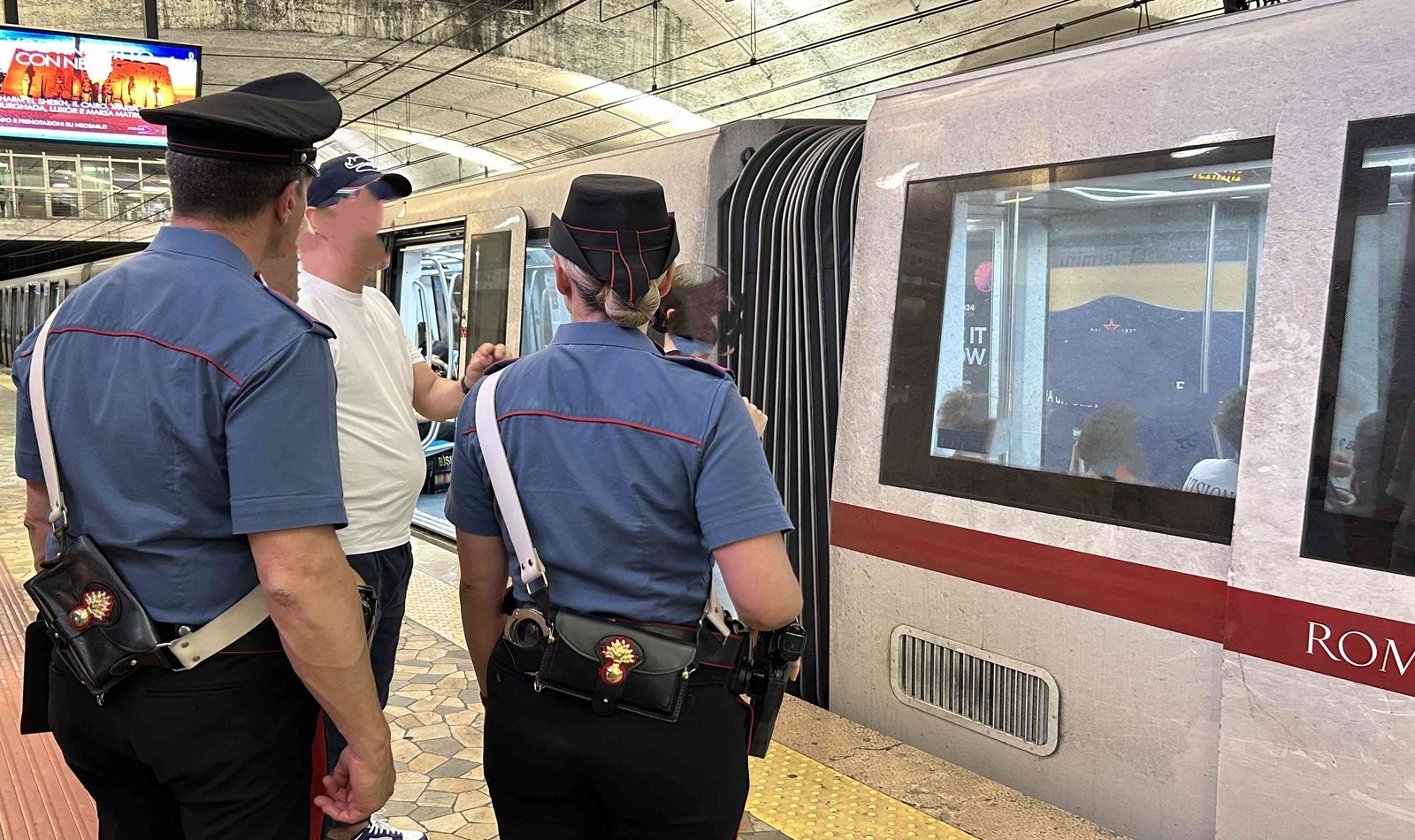 Carabinieri in metro