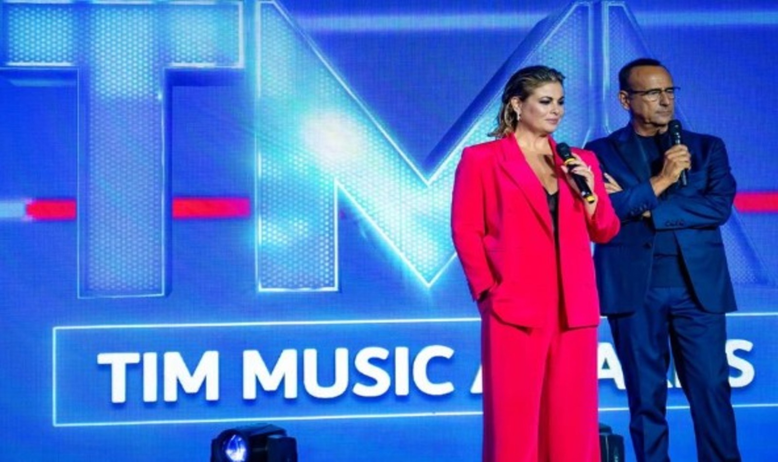 Carlo Conti e Vanessa Incontrada che presentano i Tim Music Awards