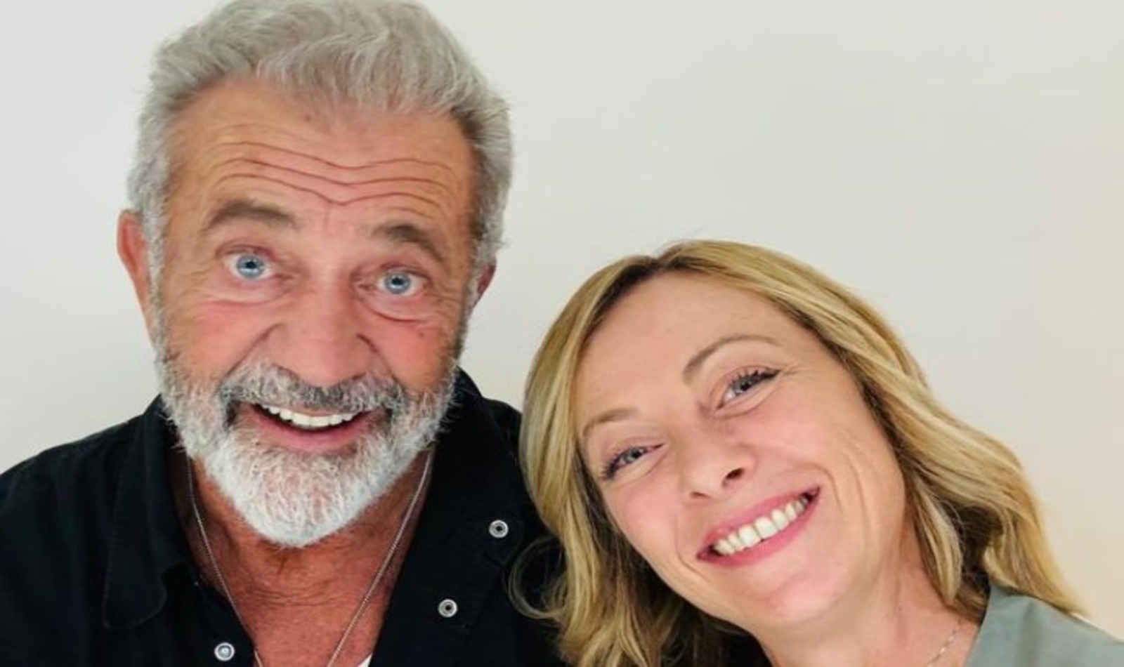 Giorgia Meloni e il selfie con Mel Gibson