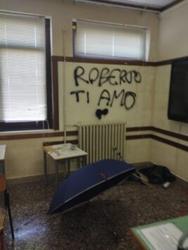 Vandali nella scuola Pablo Neruda di via Ascrea a Sant’Andrea di Roma