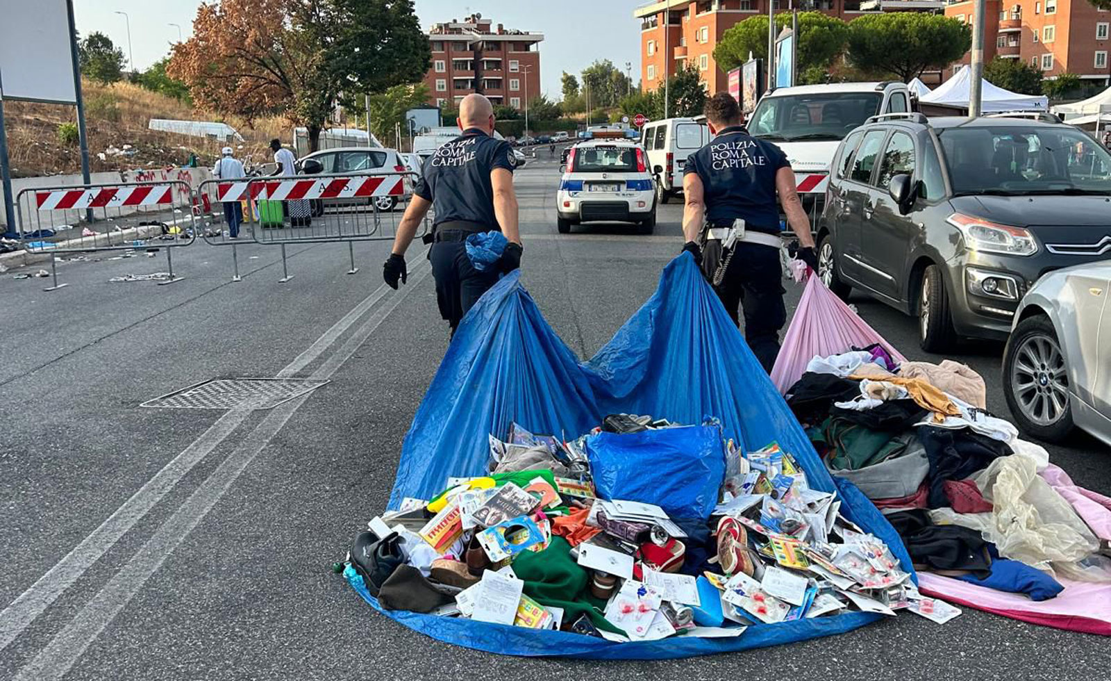 La merce sequestrata a Porta Portese