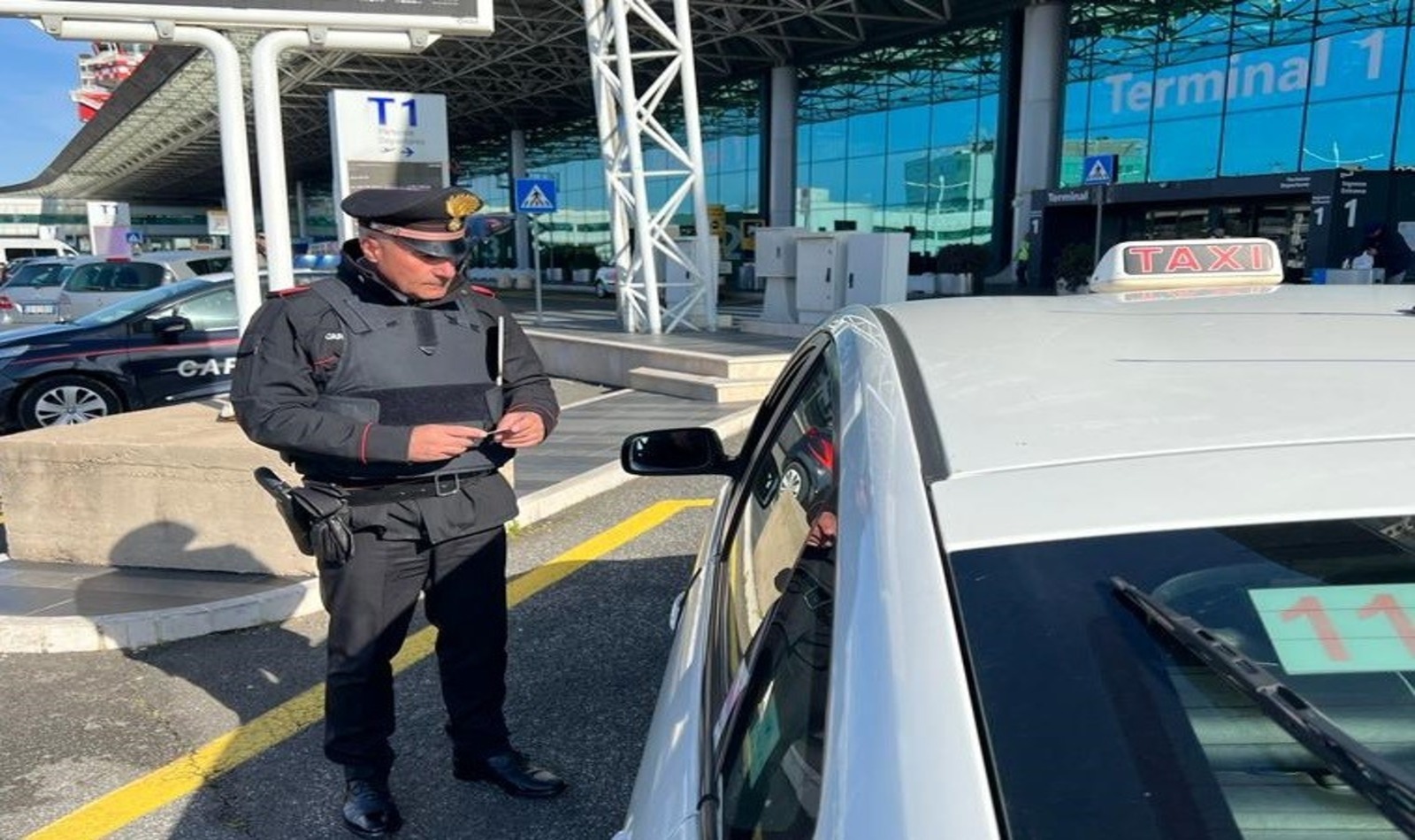 Controlli dei Carabinieri presso l'aeroporto di Fiumicino