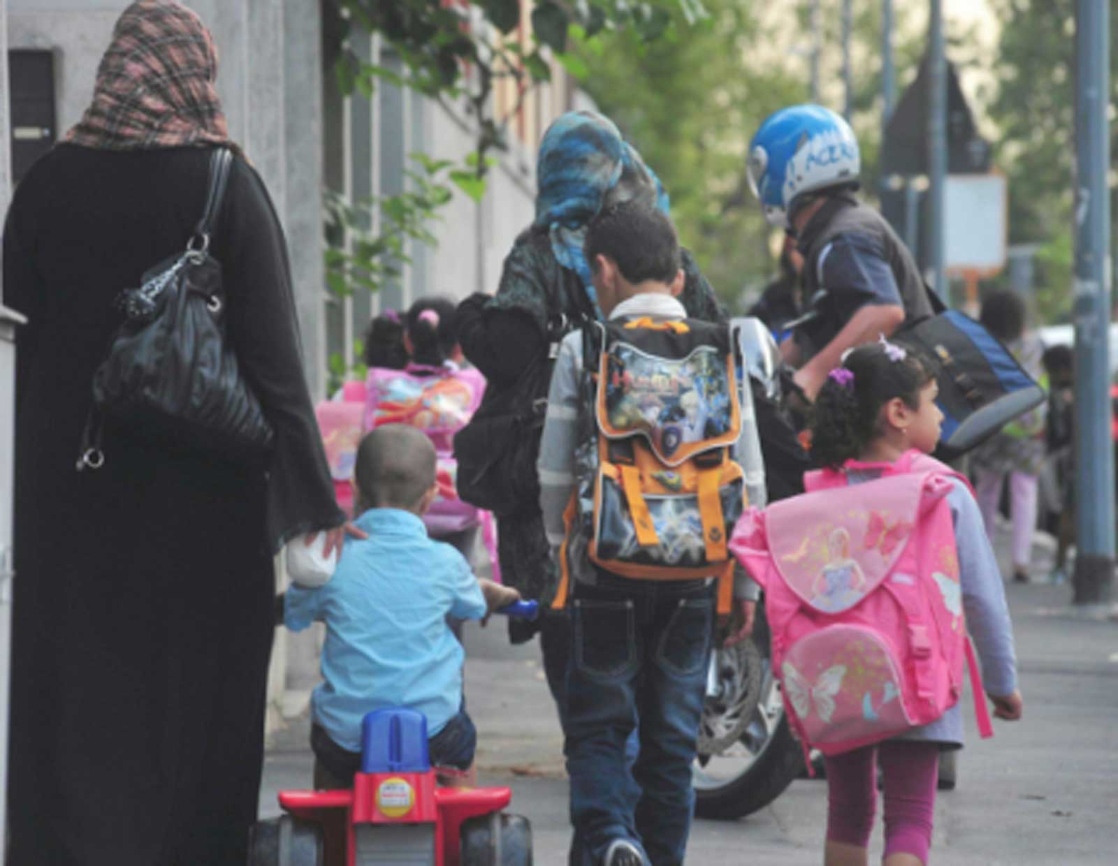 Mamme extracomunitarie a Roma, fuori la scuola dei figli