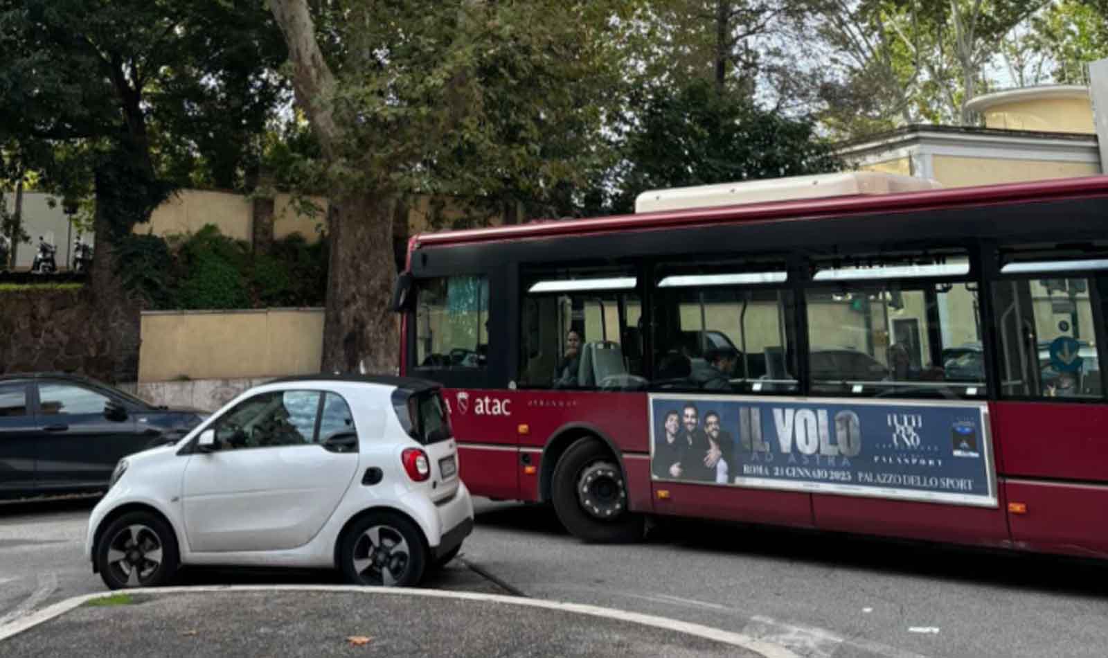 Parcheggio selvaggio blocca bus di Roma