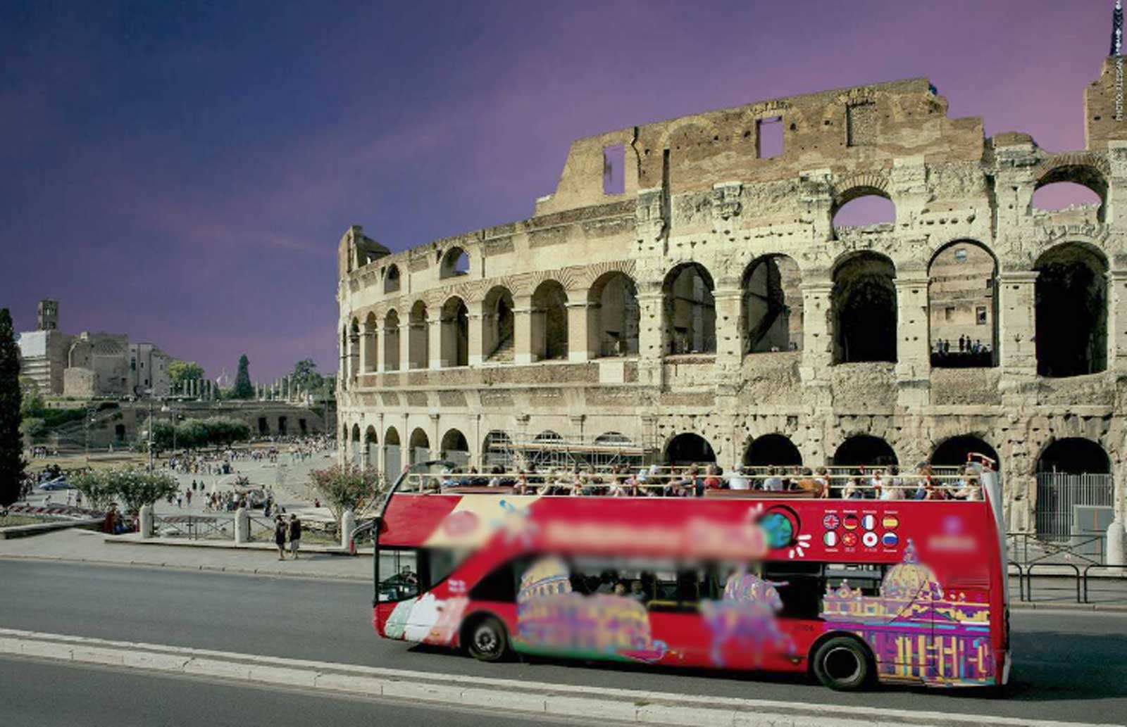 Roma, un bus turistico davanti al Colosseo