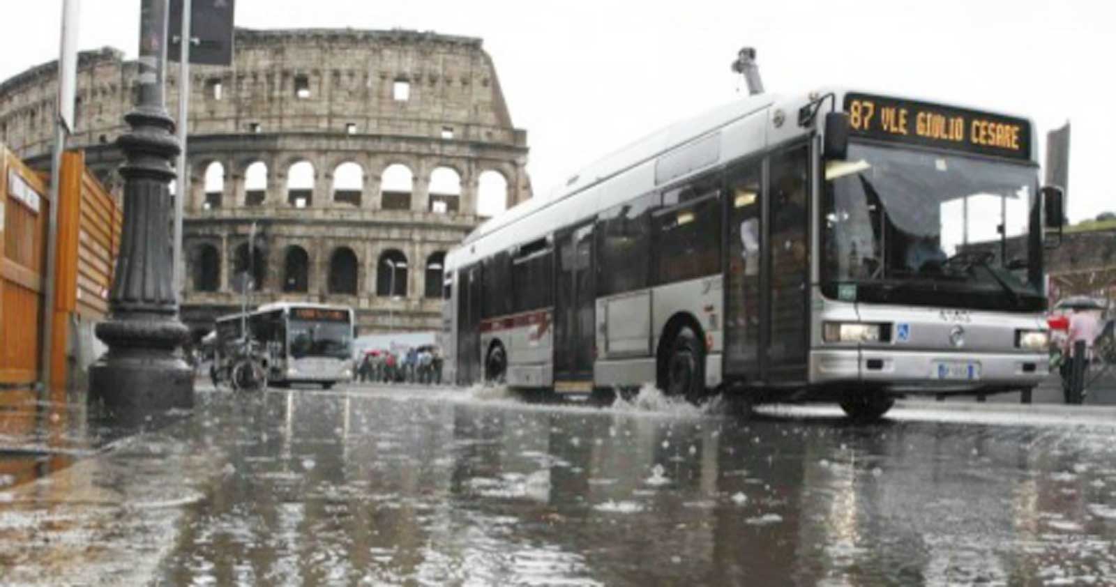 Roma e il Colosseo sotto una bomba d'acqua