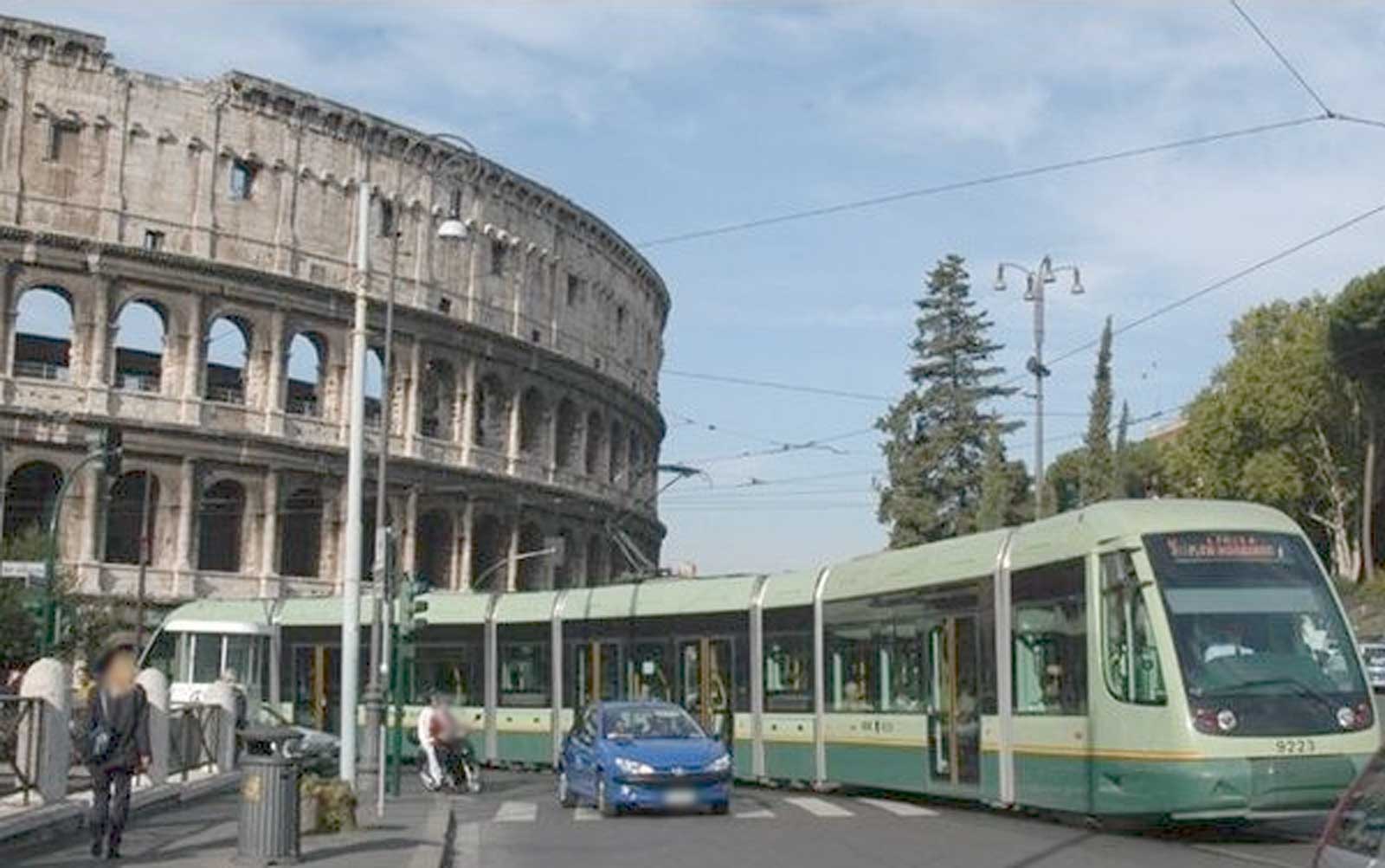 Roma, un tram davanti al Colosseo