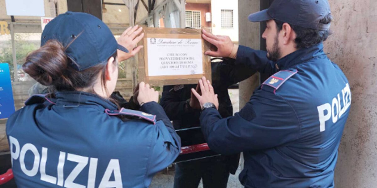 Polizia davanti al pub alla stazione della Metro 'Cipro'