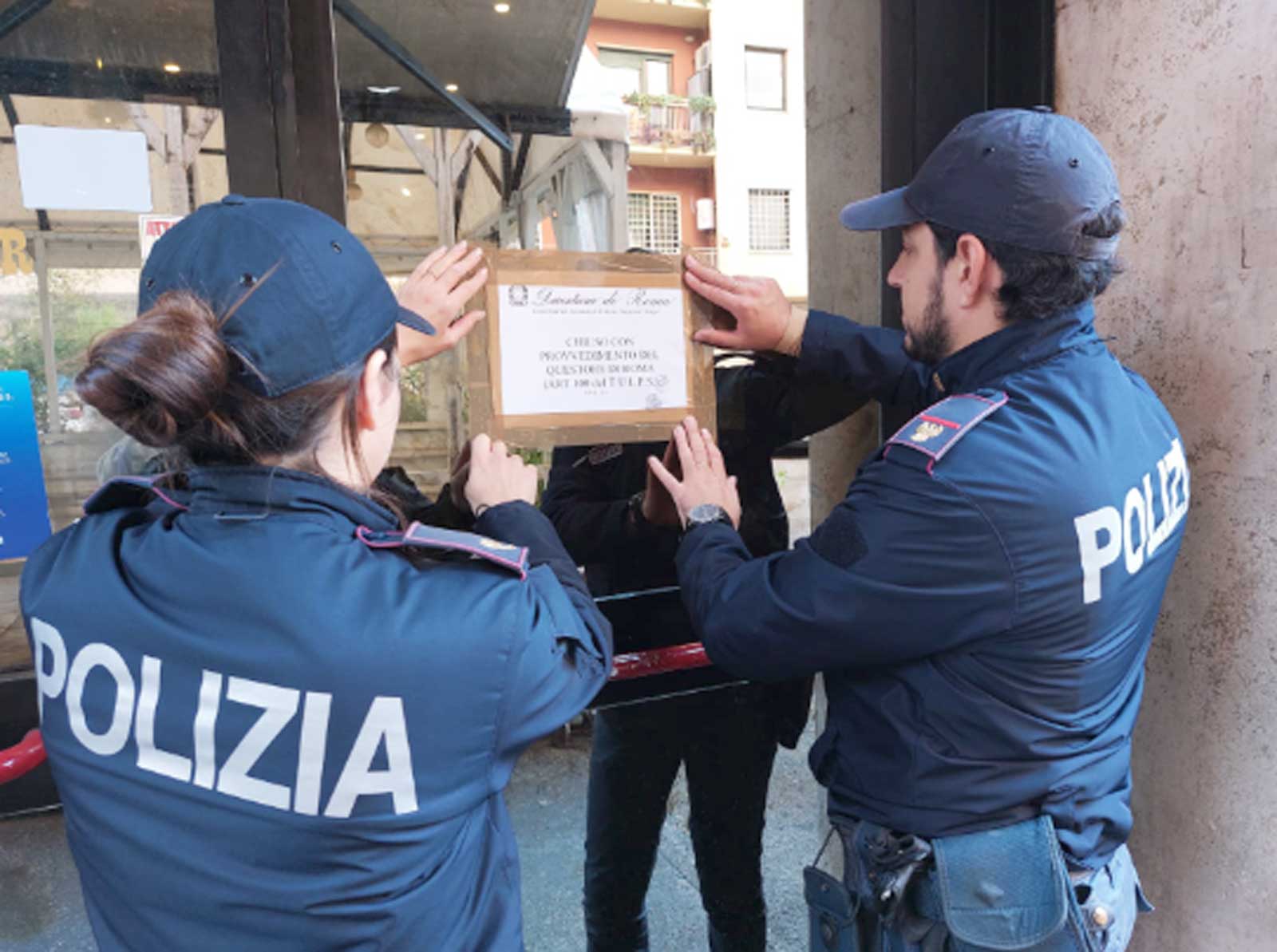 Polizia davanti al pub alla stazione della Metro 'Cipro'