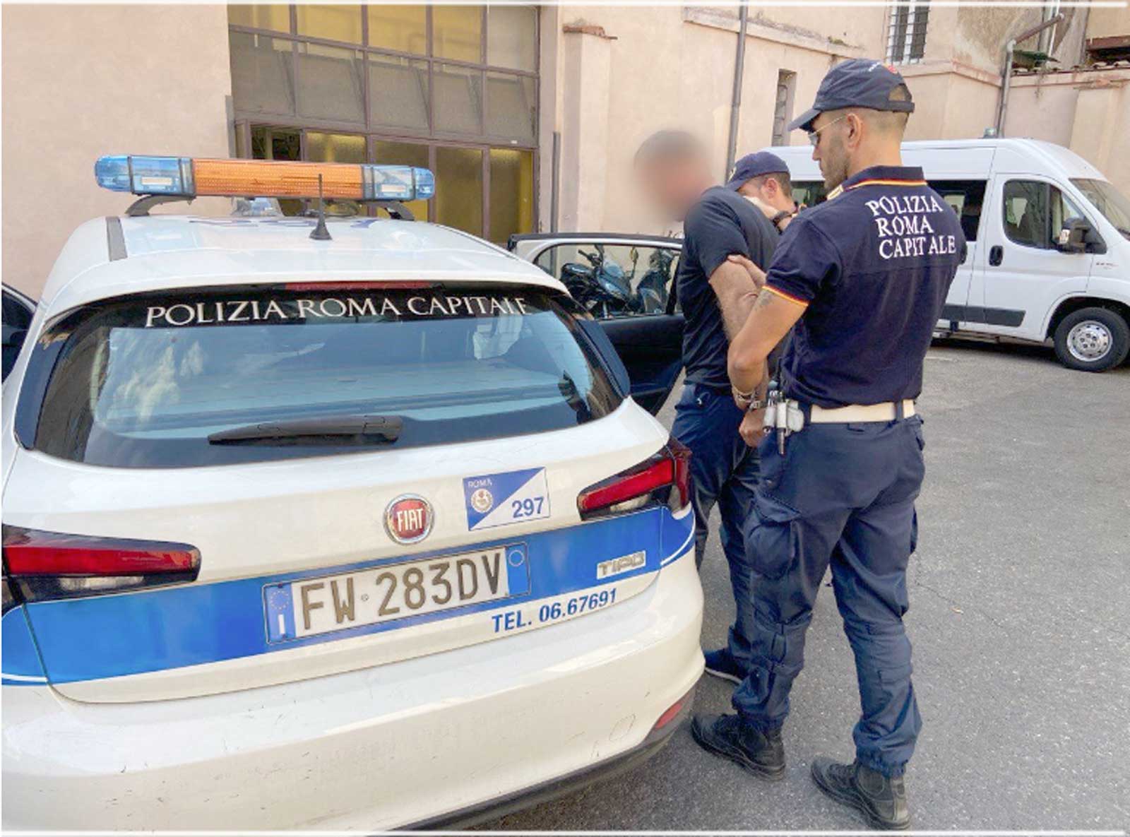 Agenti della Polizia Locale in azione a Roma