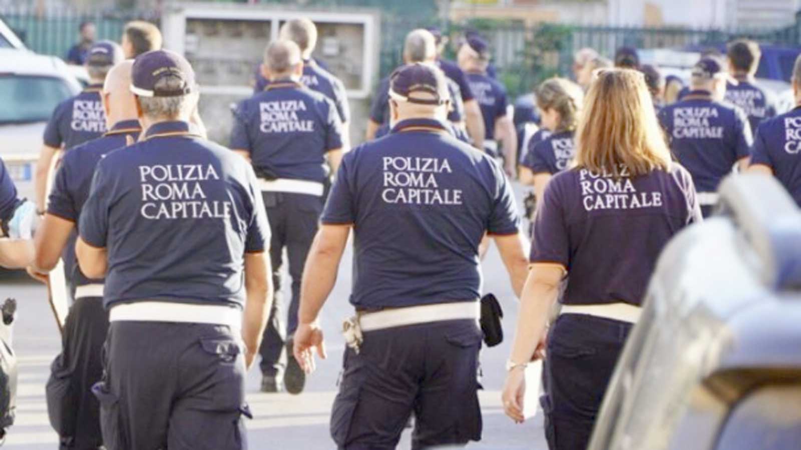 Agenti della Polizia Locale di Roma al lavoro al Casilino