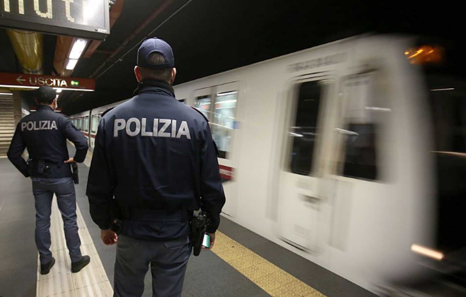 Polizia di Stato in azione nella metropolitana di Roma Capitale