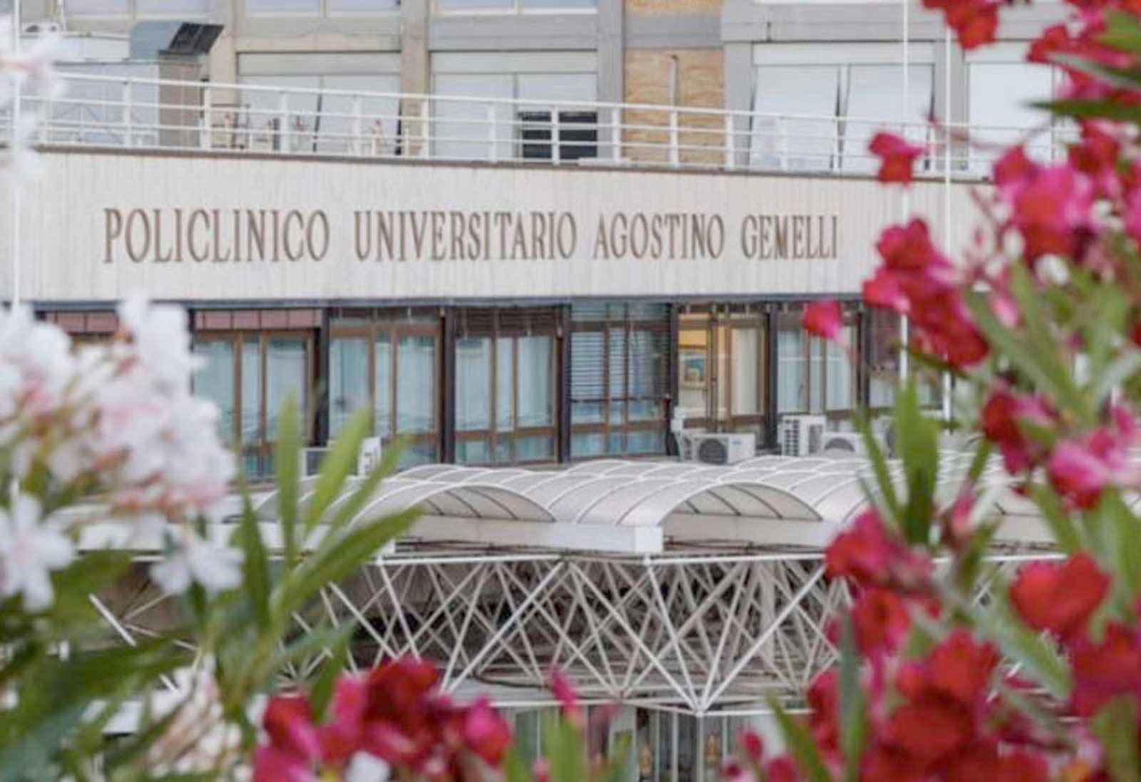 Roma, l'ingresso del Policlinico Gemelli