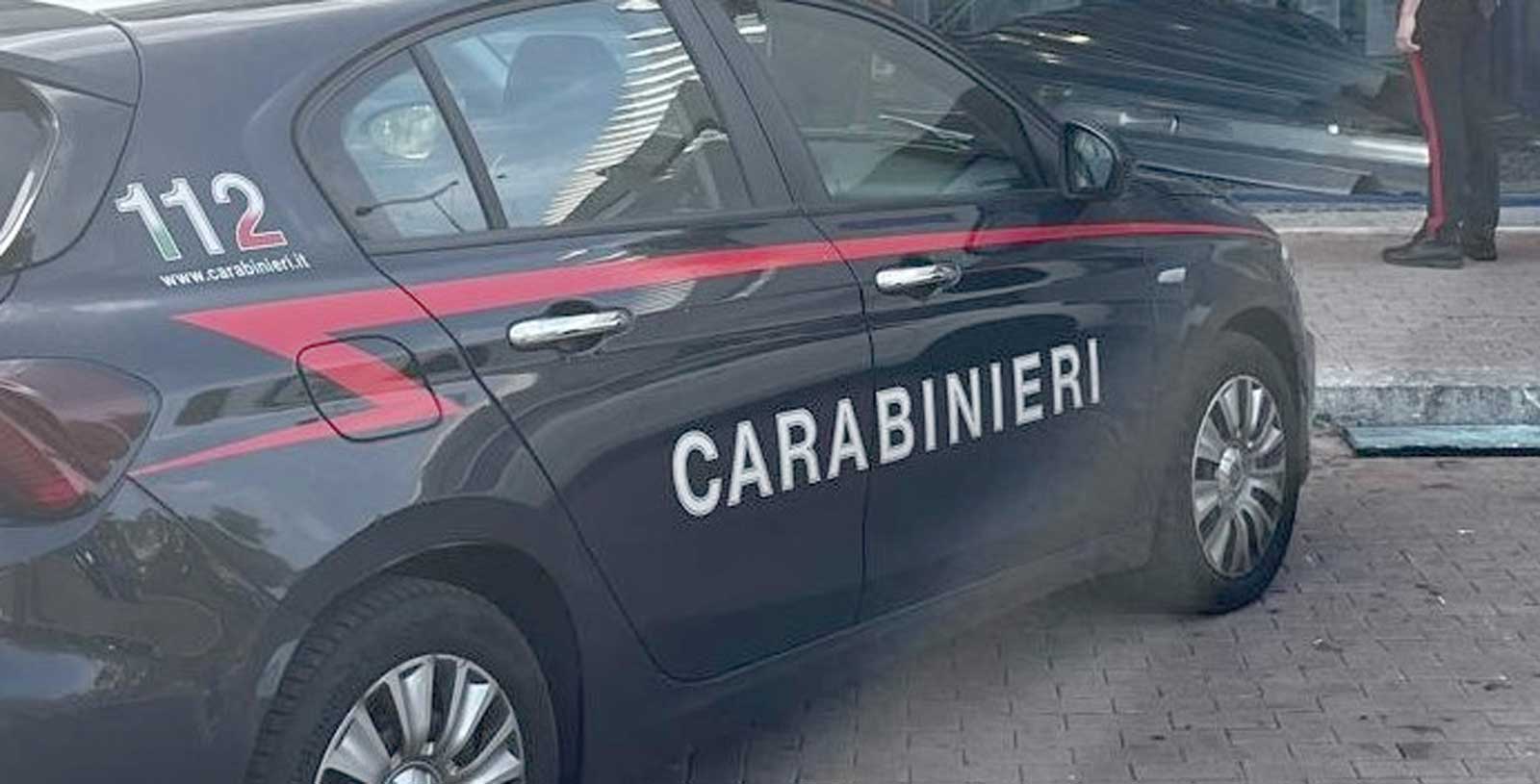 Carabinieri, a Montesacro, Roma, in azione contro i tagliatori di serrande