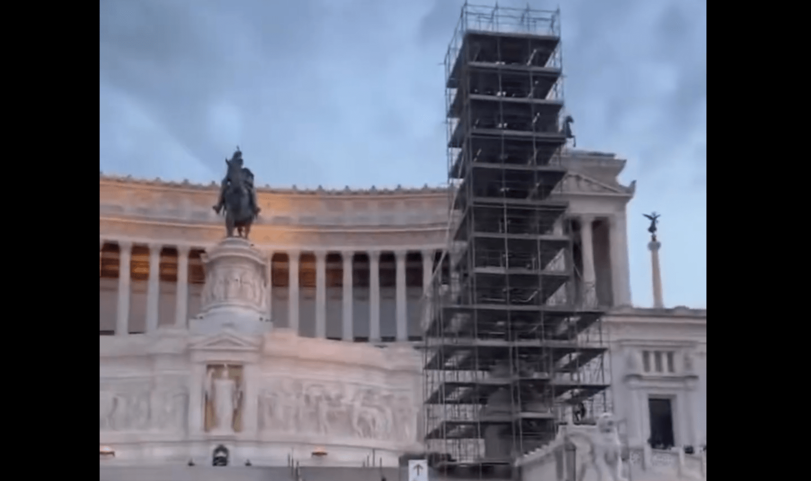 Roma tentato suicidio al Vittoriano di piazza Venezia