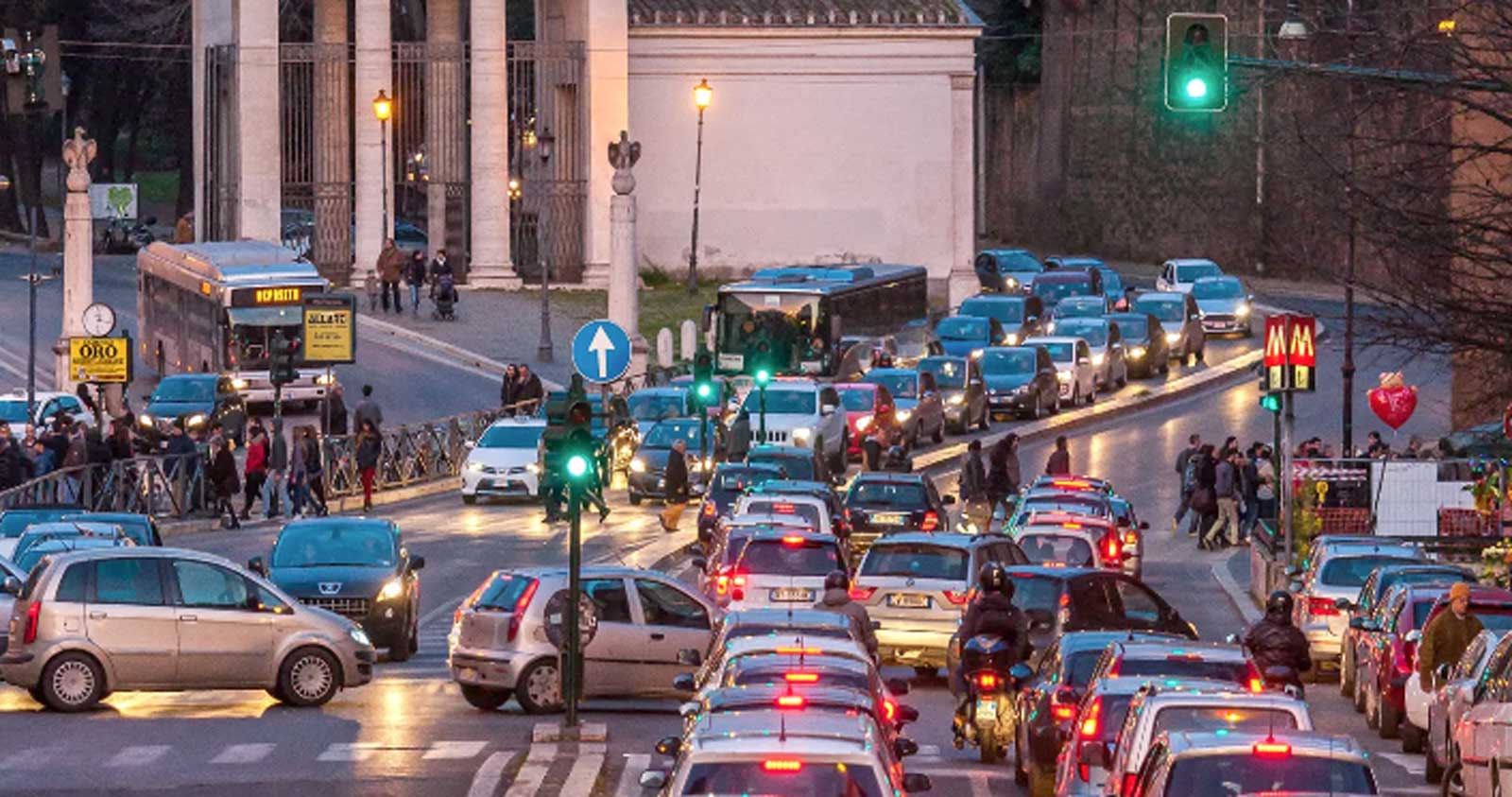 Roma, traffico in centro città, auto bloccate, semaforo rosso