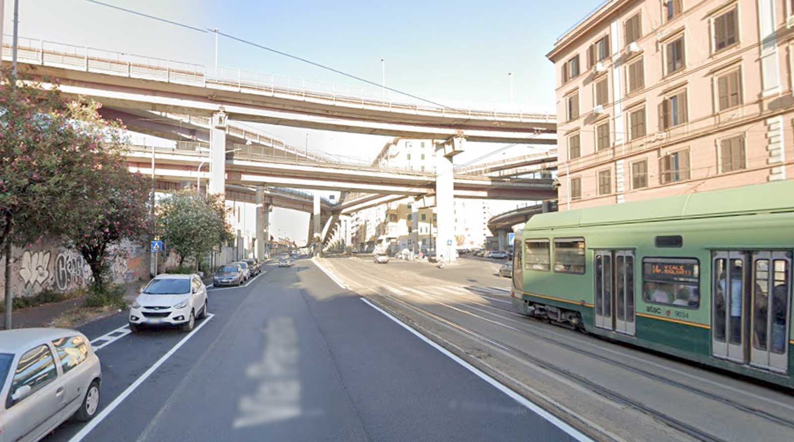 Roma, via Prenestina, all'latezza di piazza Caballini, dove i binari del tram verranno sostituiti per intero con lavori di somma urgenza