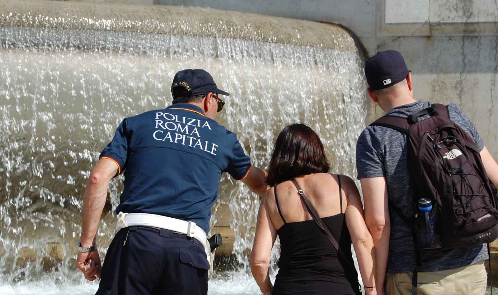 Roma, uomo seminudo nella Fontana del Tritone