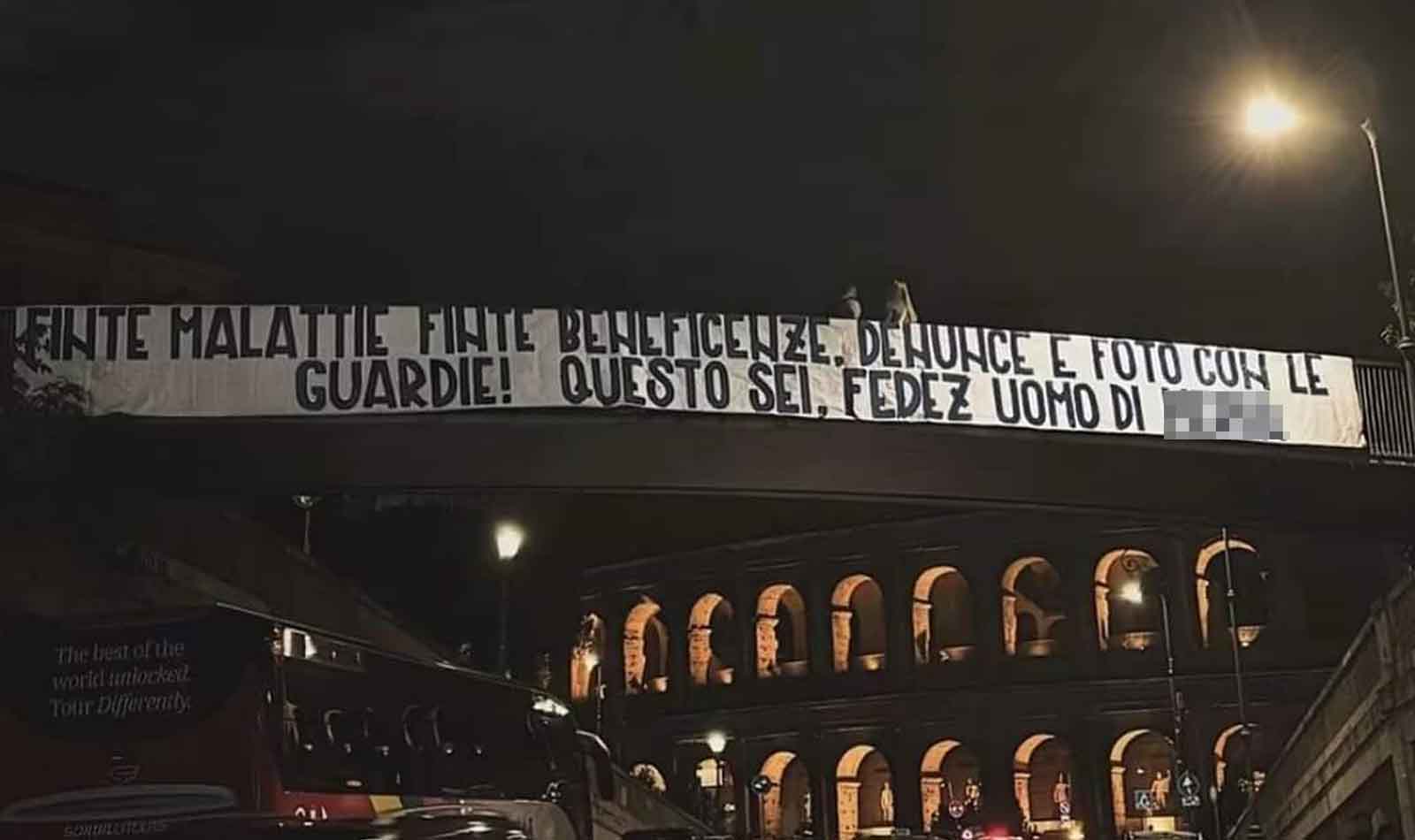 Striscione contro Fedez al Colosseo