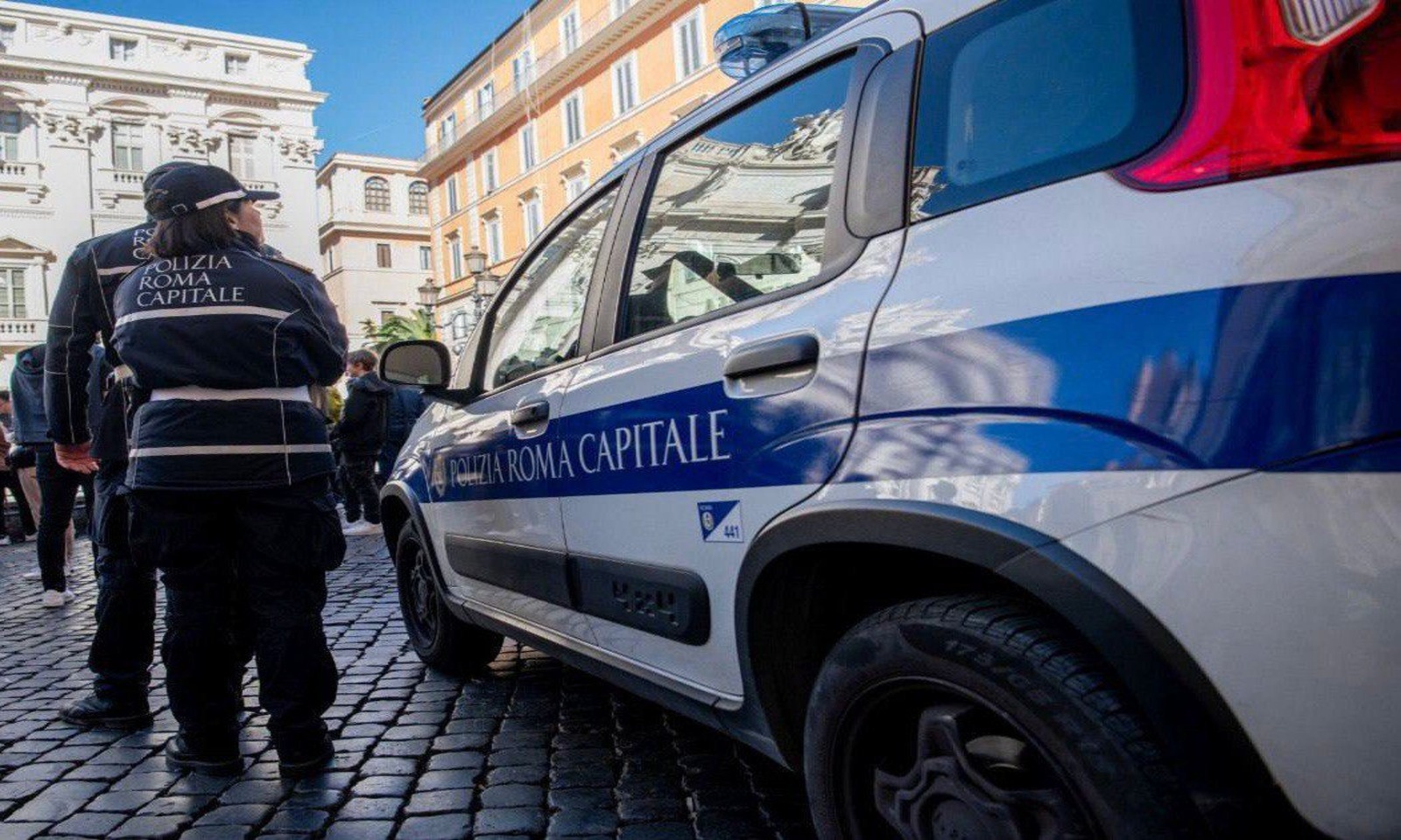 Venditore abusivo aggredisce agenti a Roma