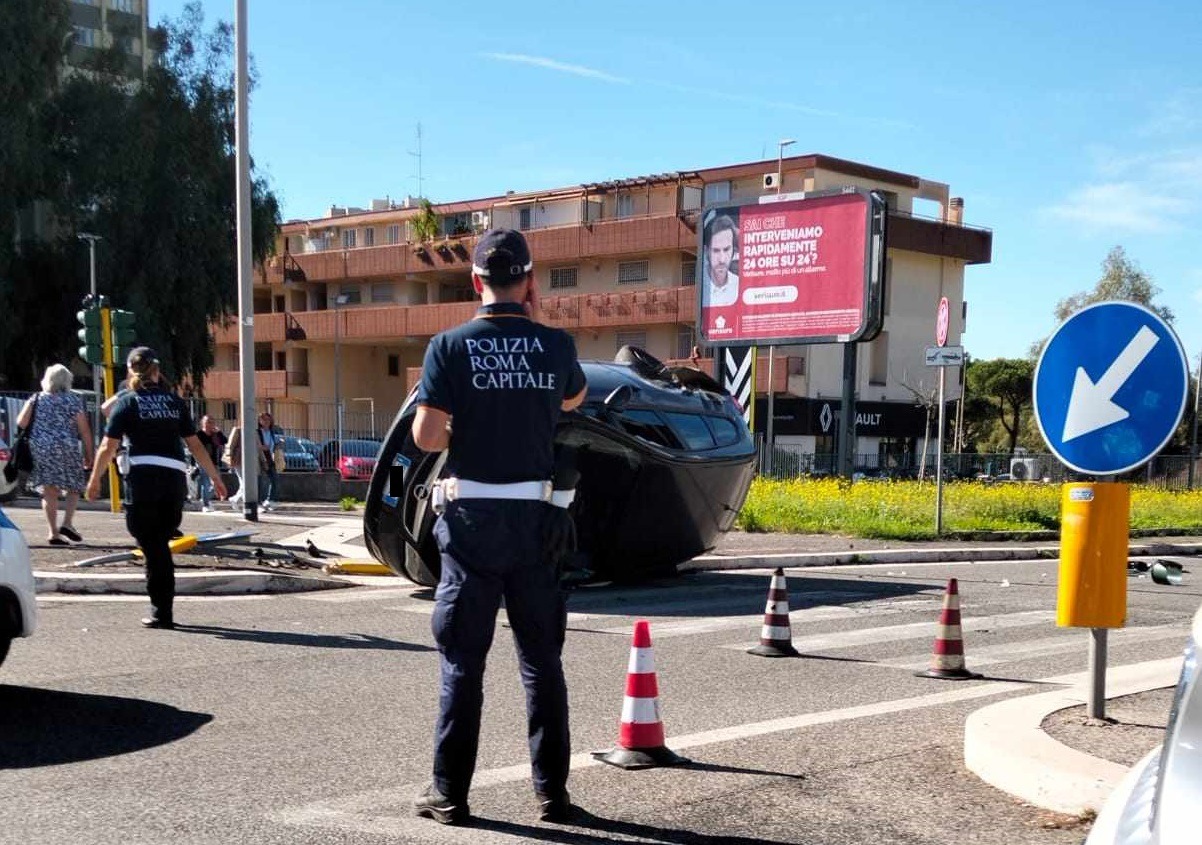 Auto si ribalta sulla Laurentina