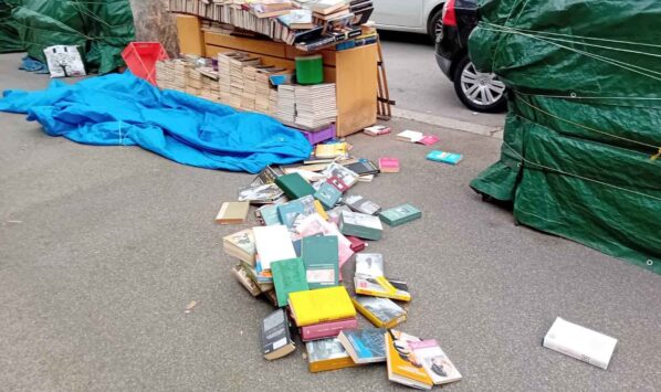 banchetto dei libri vandalizzato a Ostia