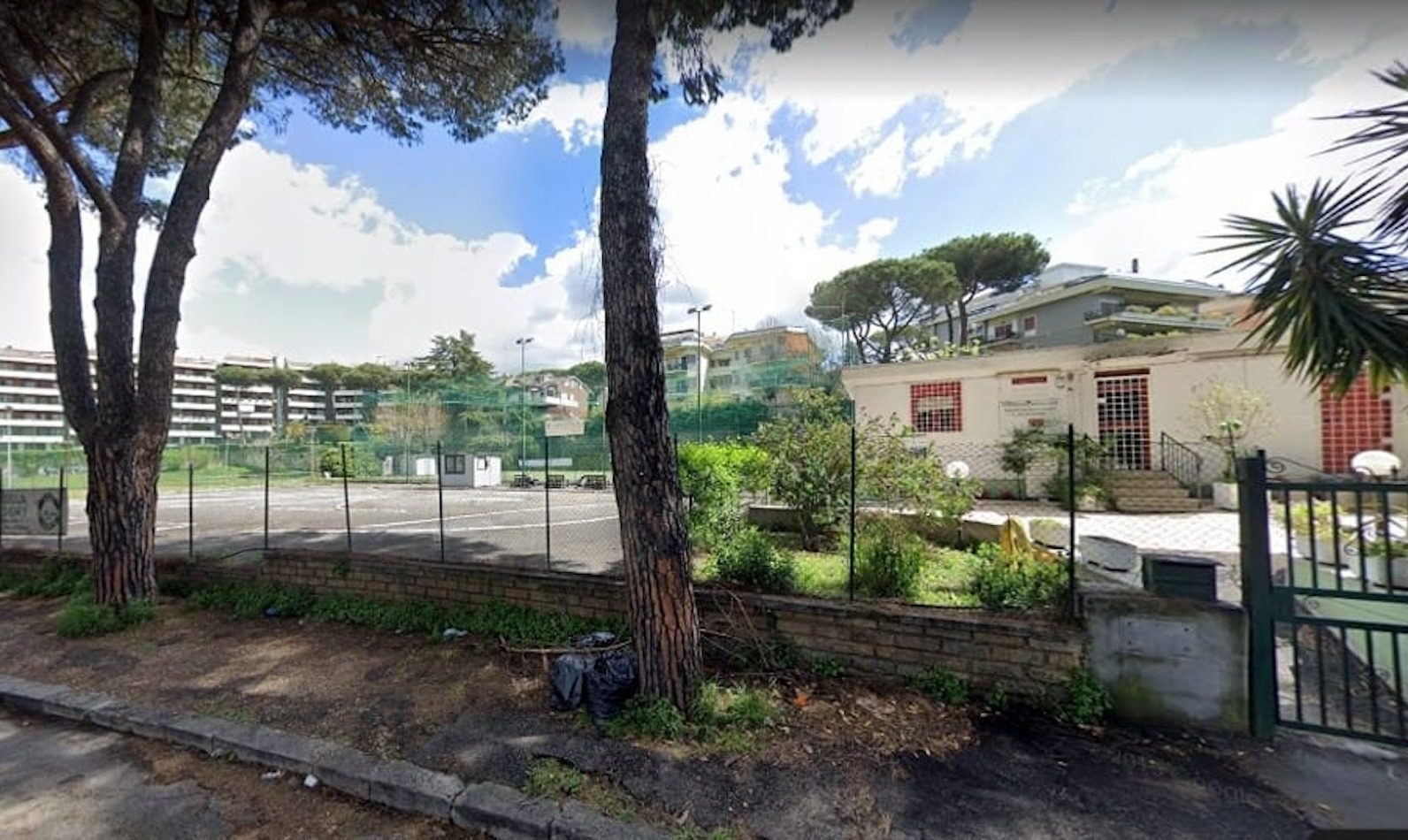 campi sportivi a Roma - degrado al campo sportivo di via Mendozza