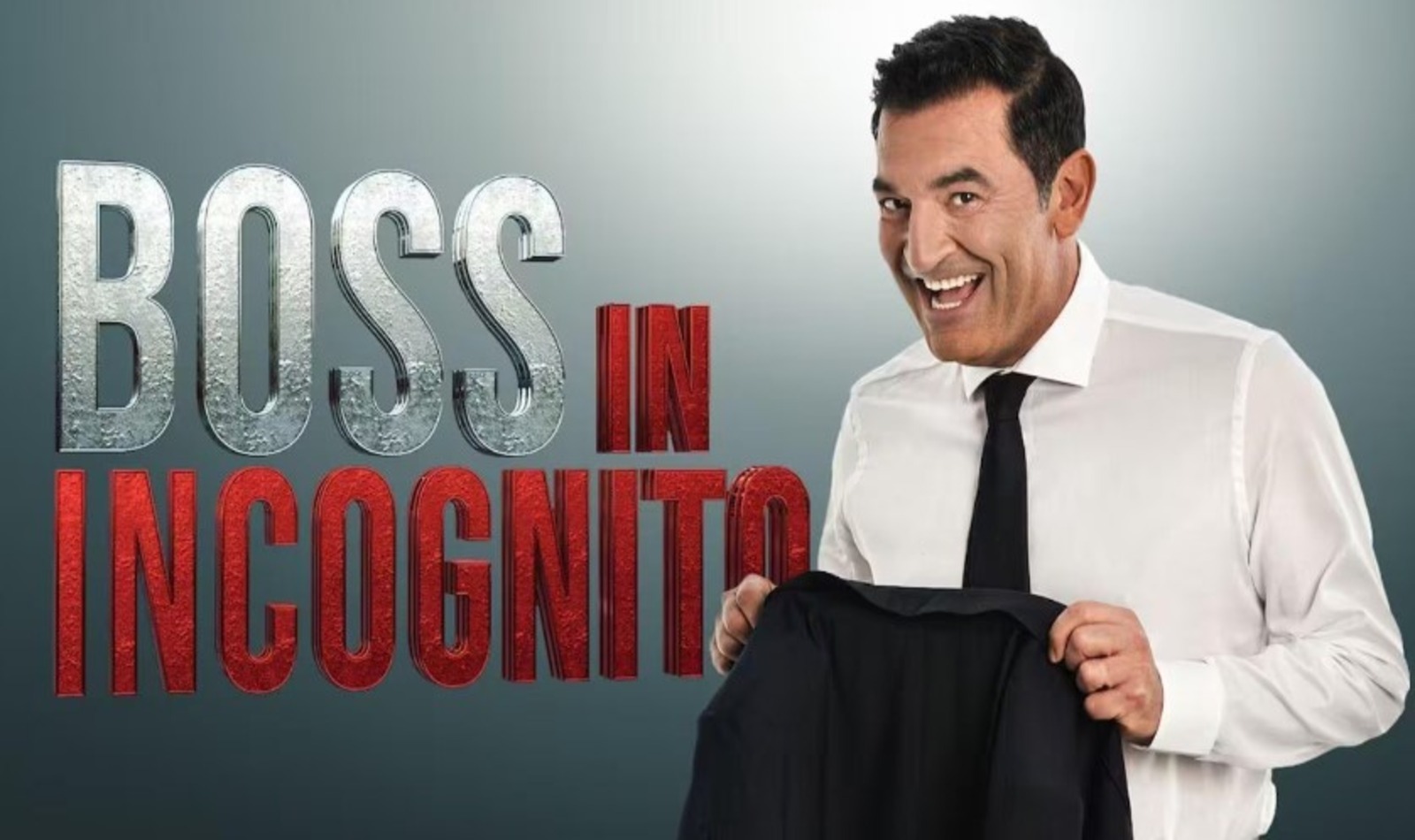 Max Giusti che presenta Boss in incognito su Rai 2