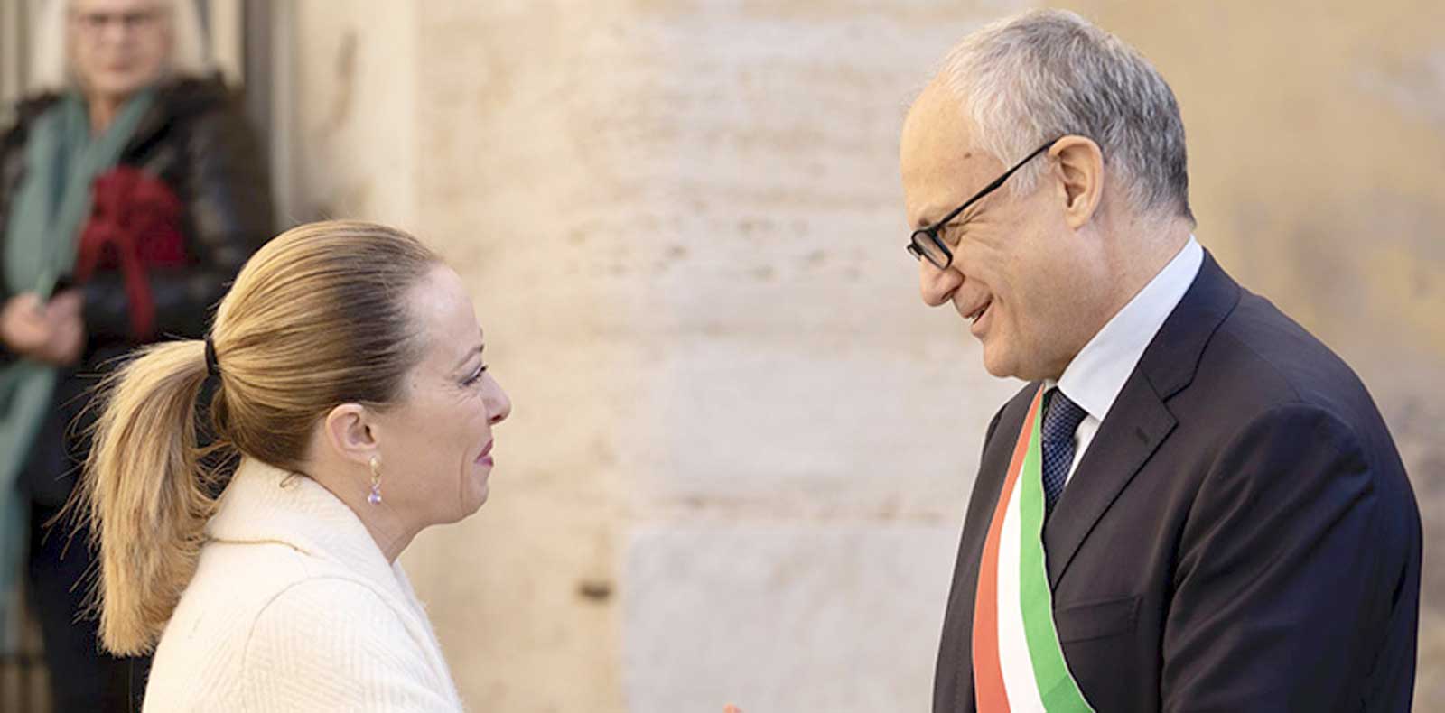 A sinistra, la premier Giorgia Meloni, a destra il sindaco di Roma, Roberto Gualtieri a Roma, all'altare della Patria