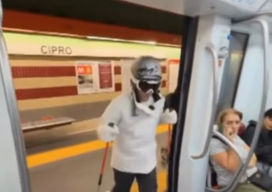 con gli sci in metro