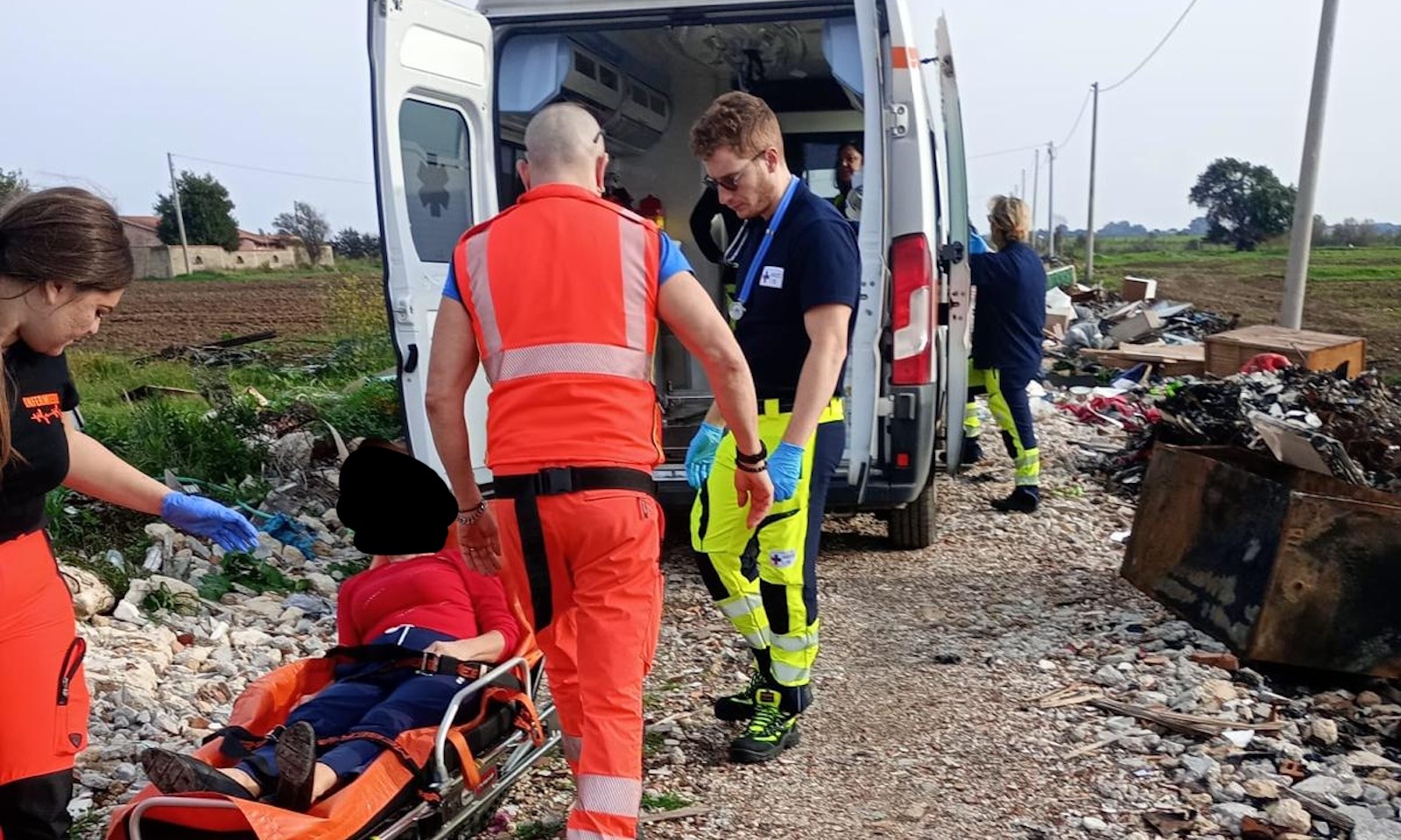 Malore donna Ardea zona Salzare: la strada era chiusa dai rifiuti