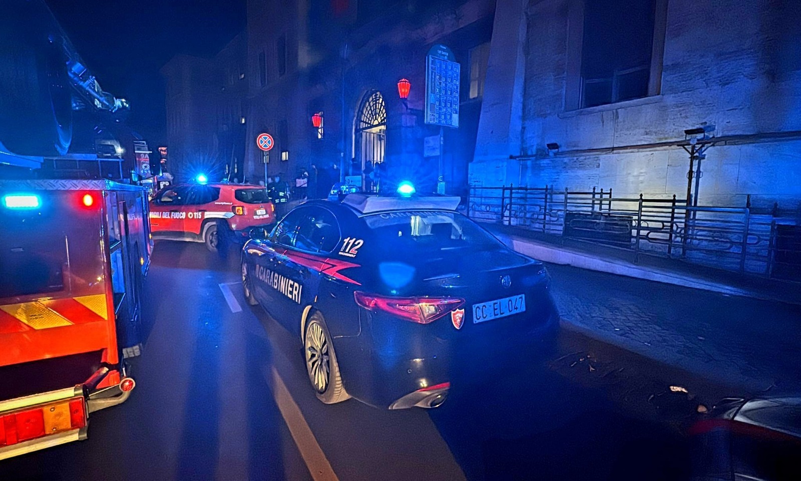 A fuoco cestini dei rifiuti all'interno Santo Spirito a Roma