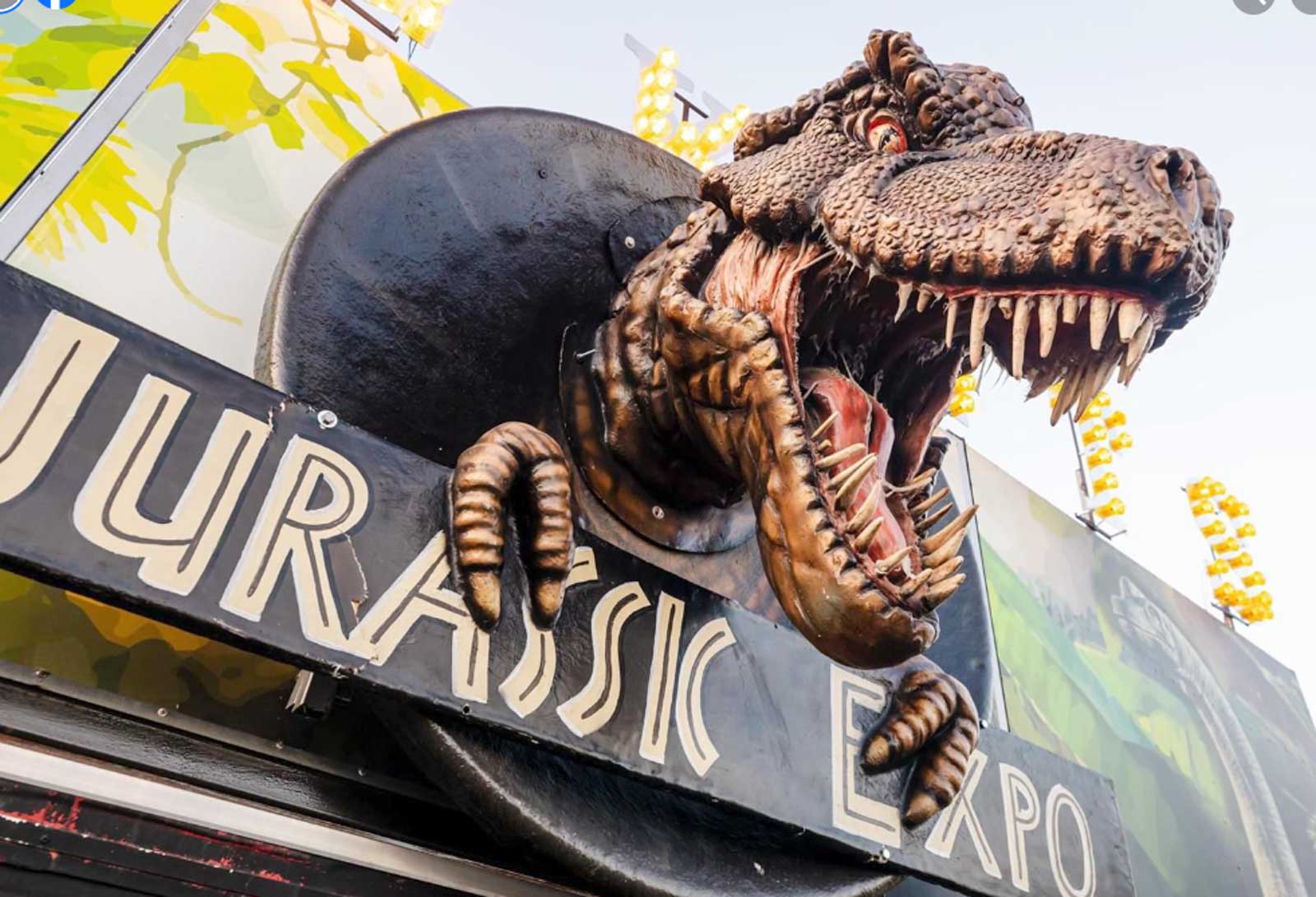 Civitavecchia, il classico cartellone posto all'ingresso del parco tematico sui dinosauri robotizzati