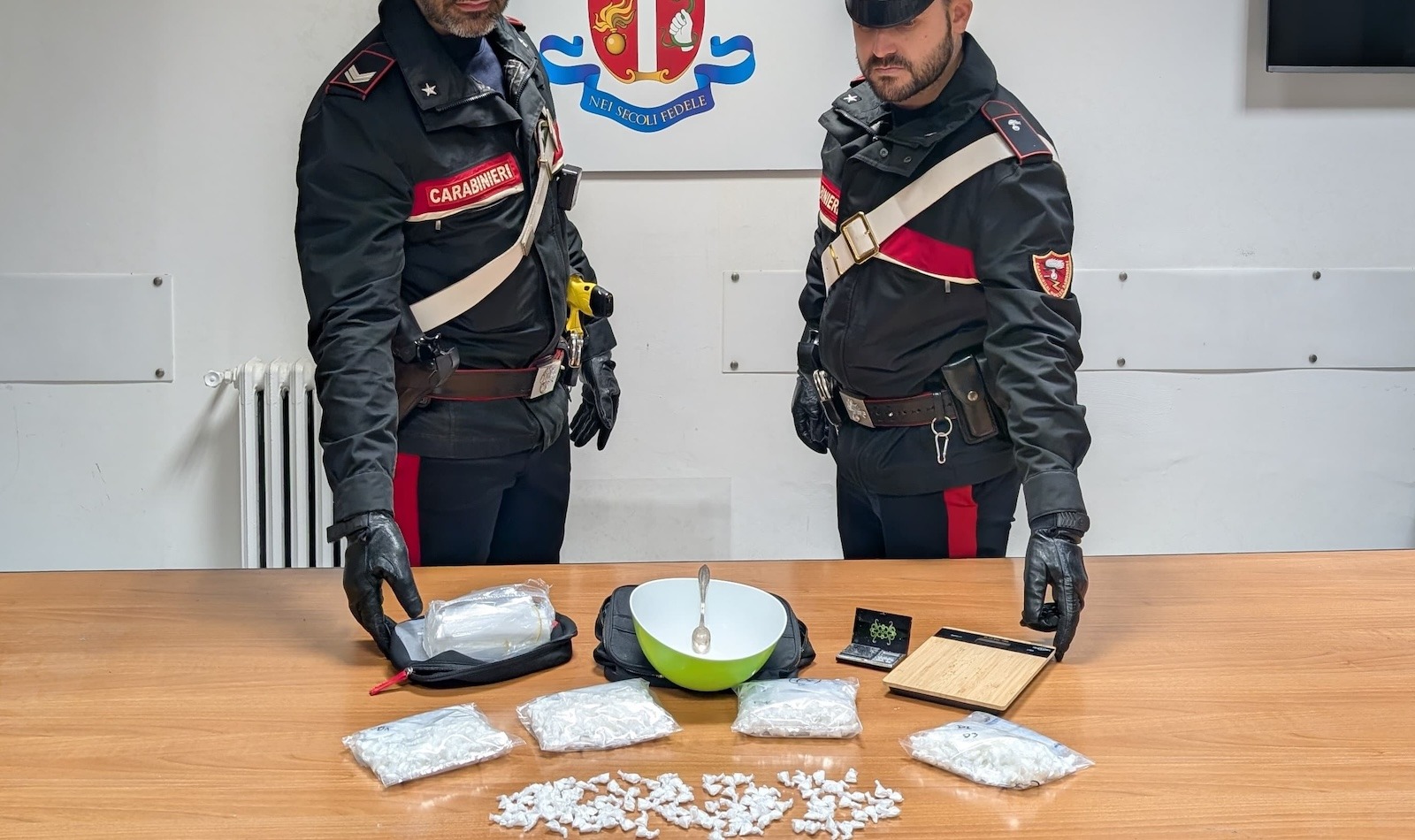 Fonte Nuova, 730 dosi di cocaina in ufficio