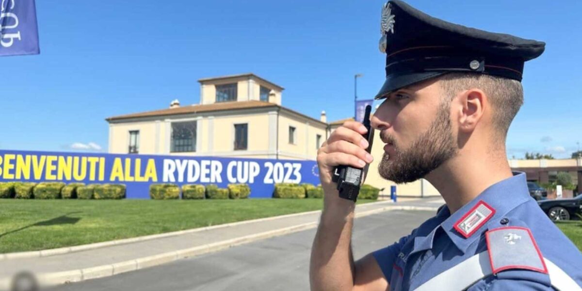 Guidonia, ingresso della Ryders Cup 2023, con un carabiniere che parla alla radio