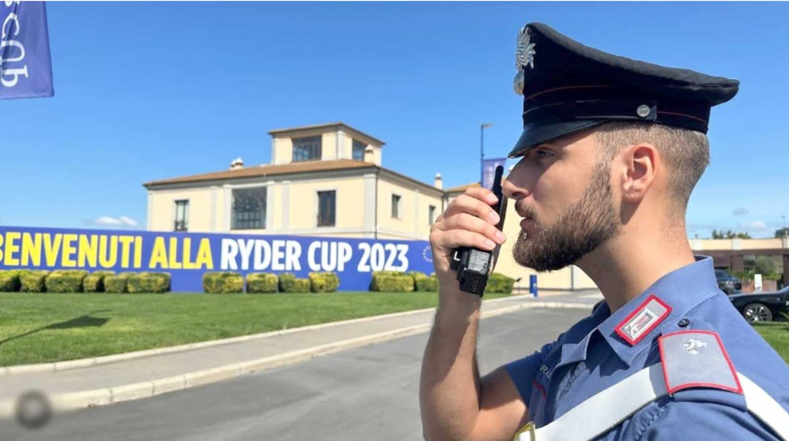 Guidonia, ingresso della Ryders Cup 2023, con un carabiniere che parla alla radio