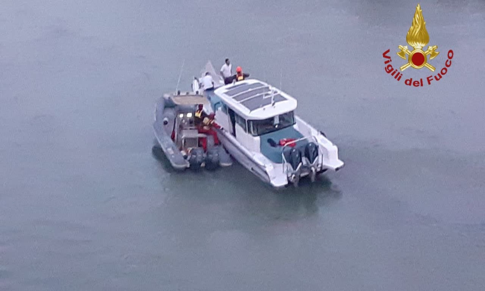 Imbarcazione si arena al centro del Tevere