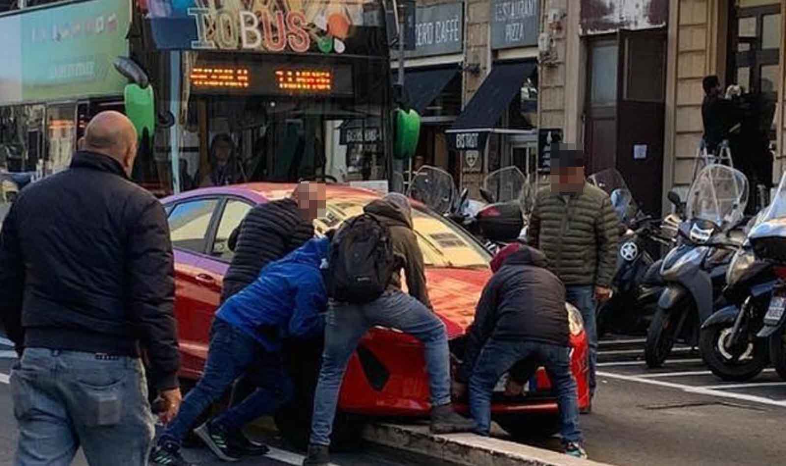 Parcheggio selvaggio a Roma Termini