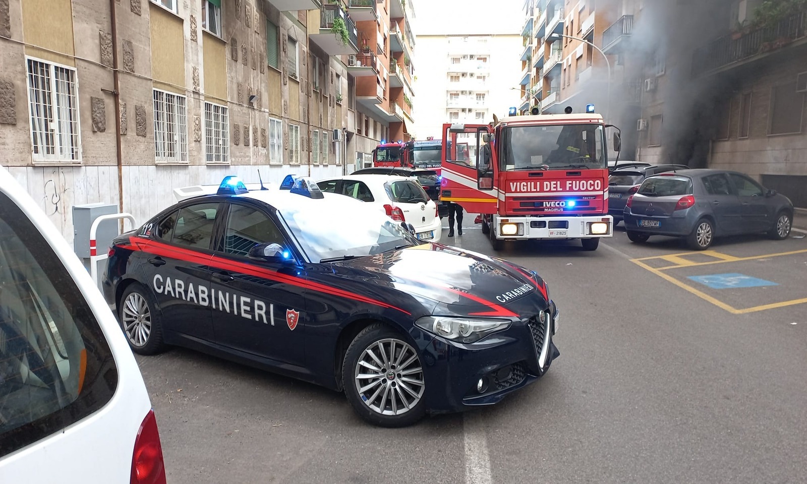 Paura a Roma per l'incendio in un garage