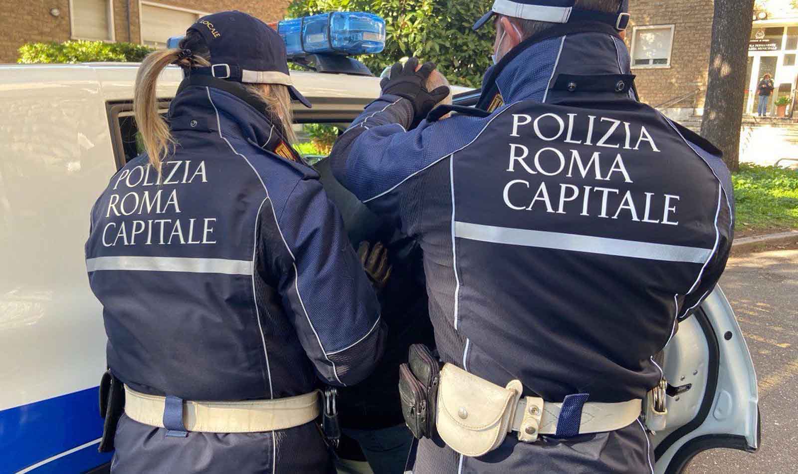 Polizia Locale Roma Trastevere aggredita da venditore abusivo