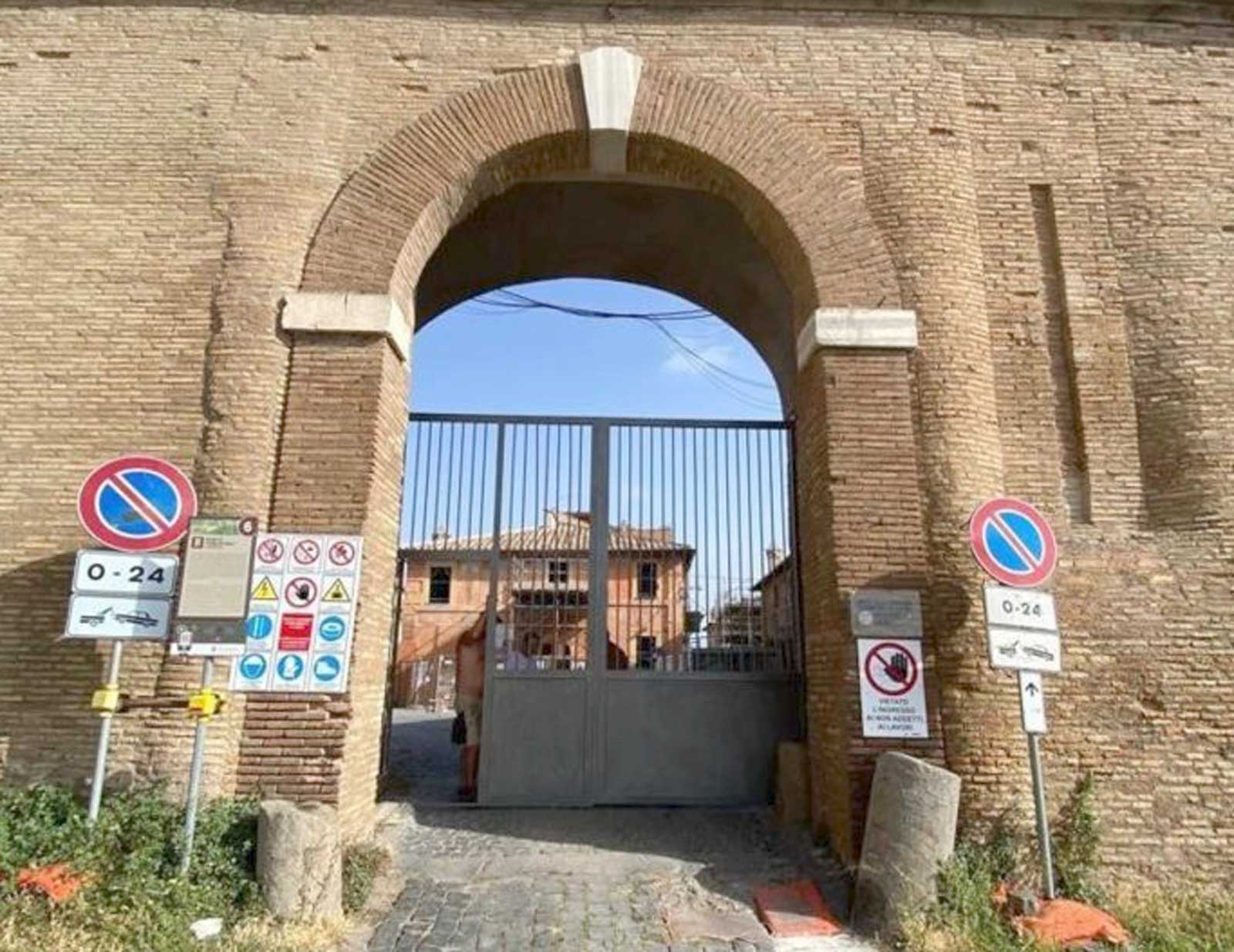 Borgo di Pratica di Mare, l'ingresso quando era stato installato il cancello che bloccava l'accesso al Borgo